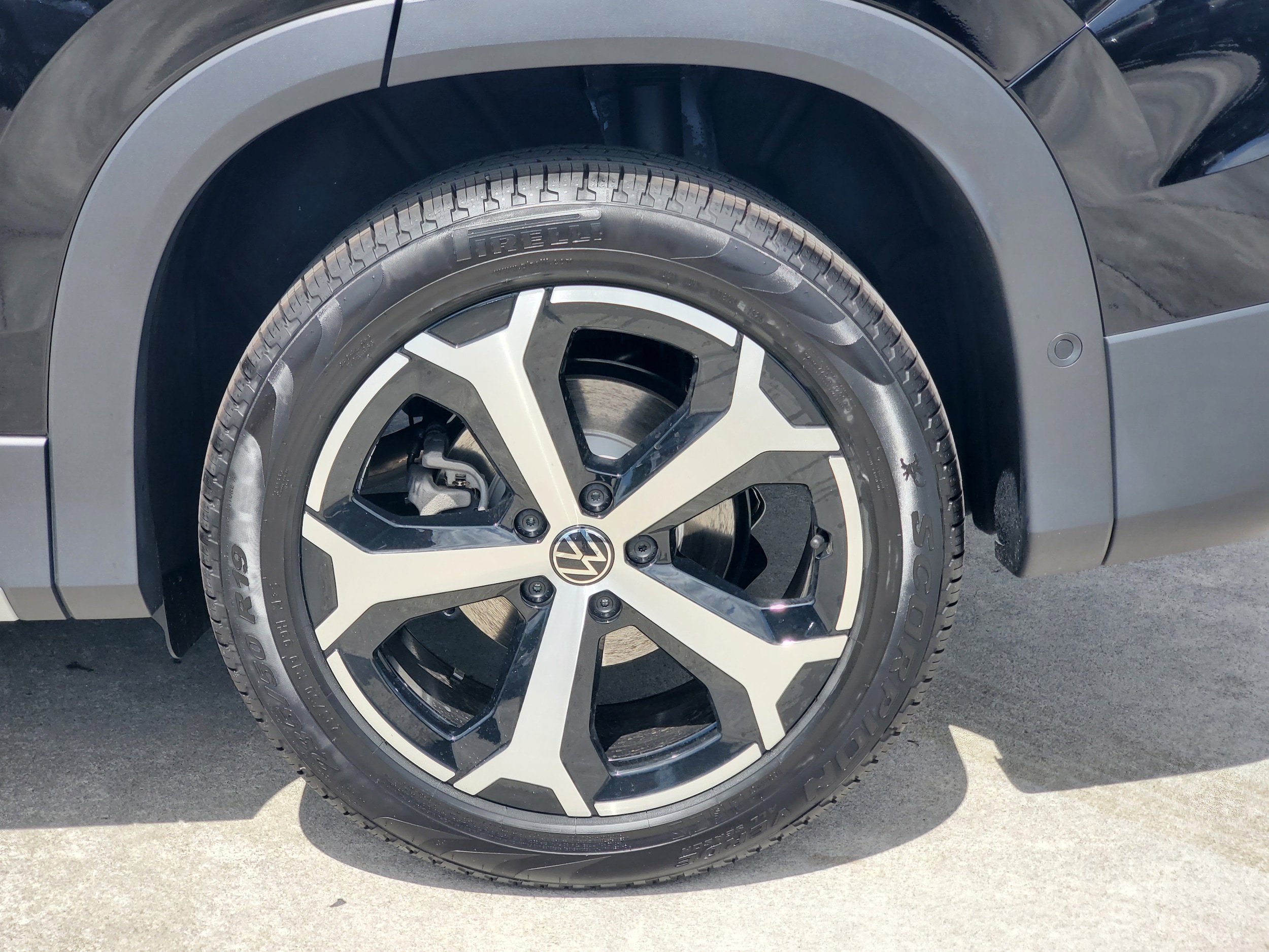 2025 Volkswagen Tiguan SE photo 3