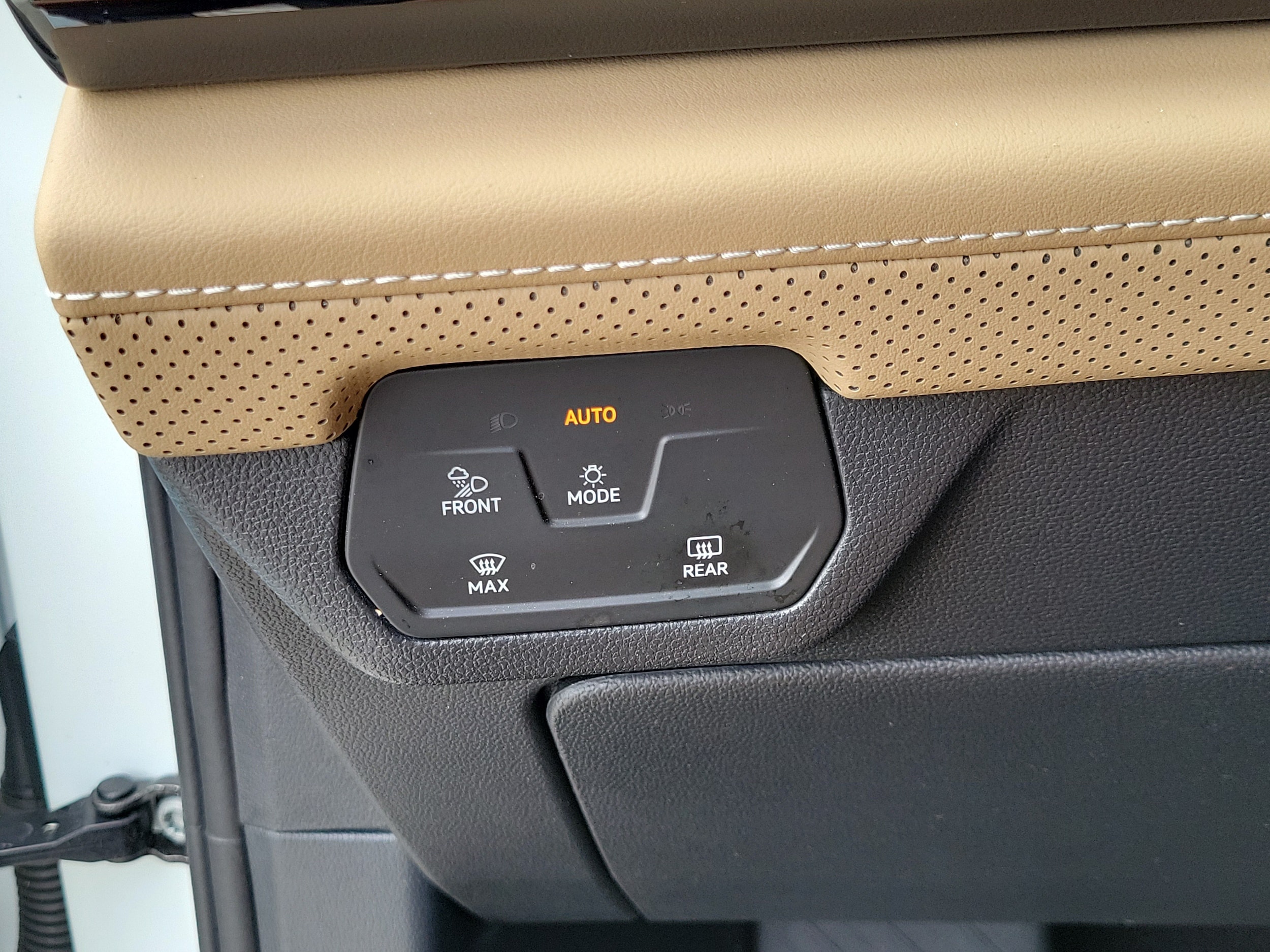 2024 Volkswagen Atlas Cross Sport SE w/Tech - Photo 20
