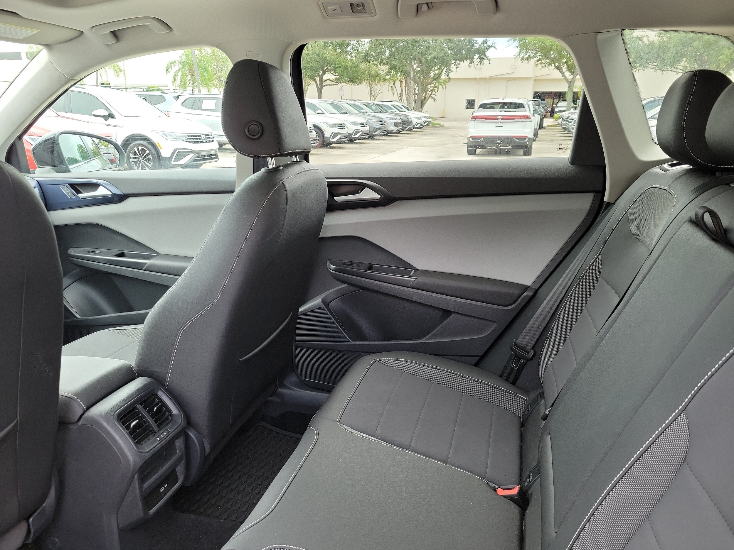 2023 Volkswagen Taos SE - Photo 14