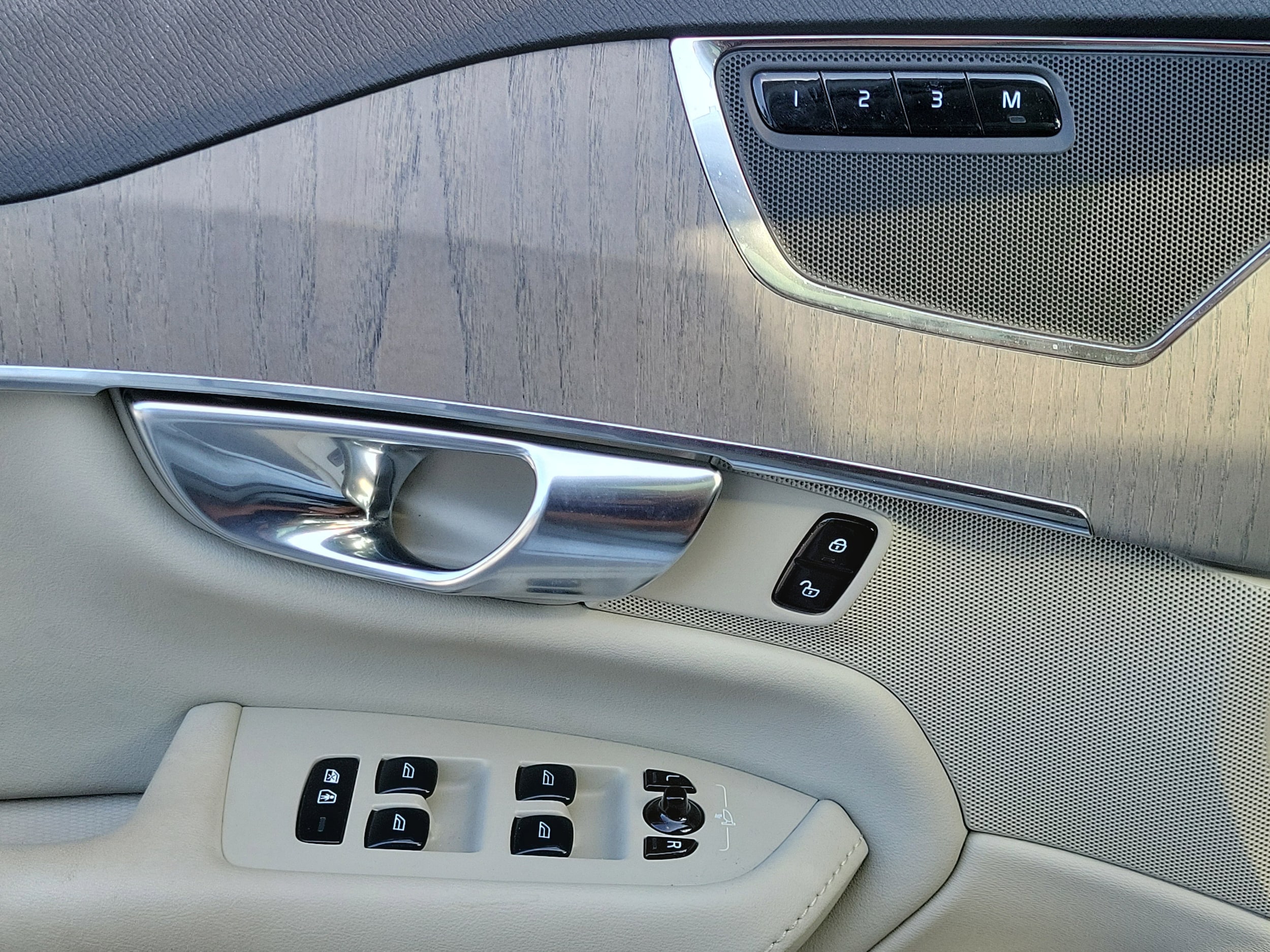 2025 Volvo XC90 Plus - Photo 23