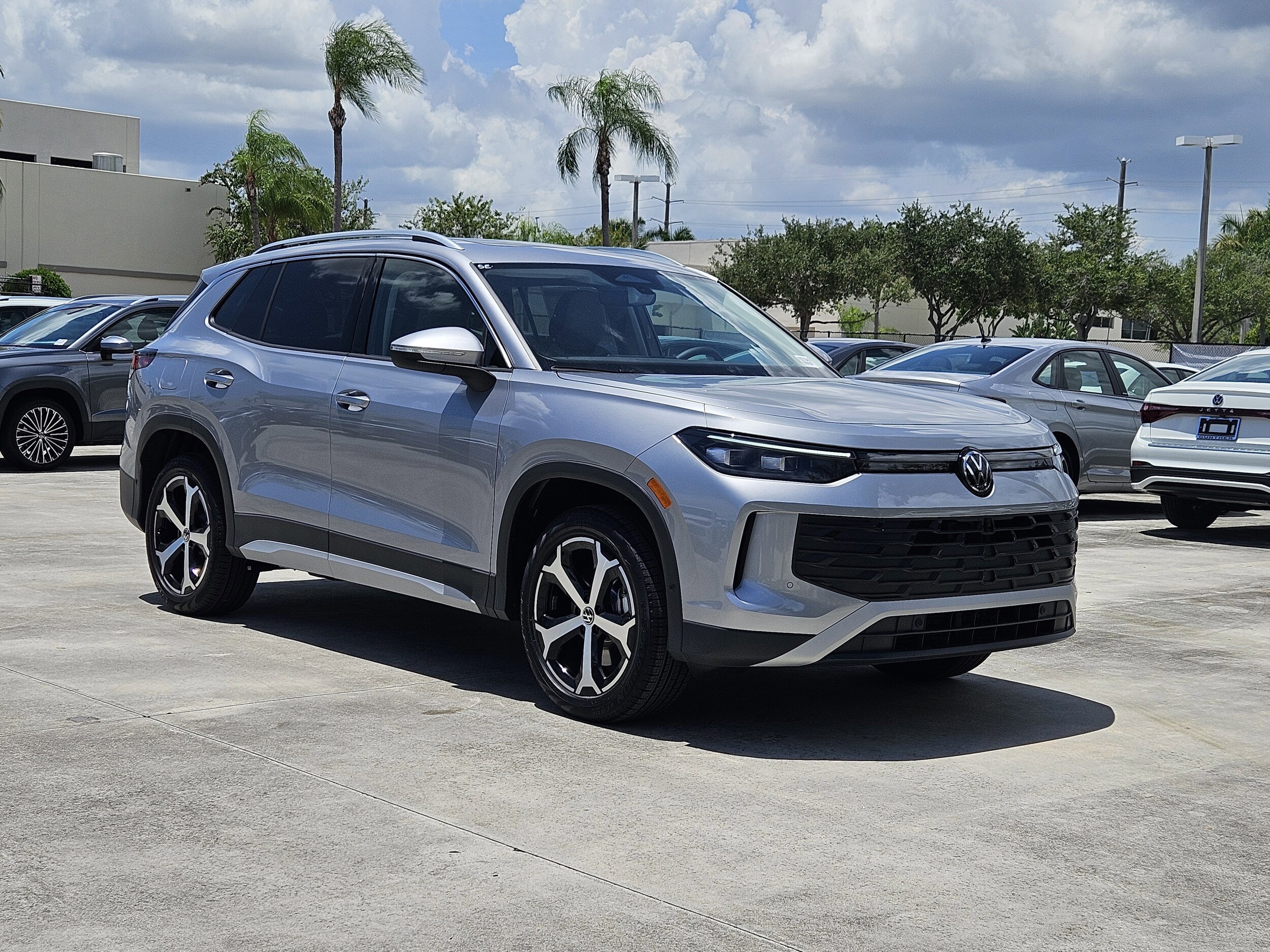 2025 Volkswagen Tiguan SE photo 2