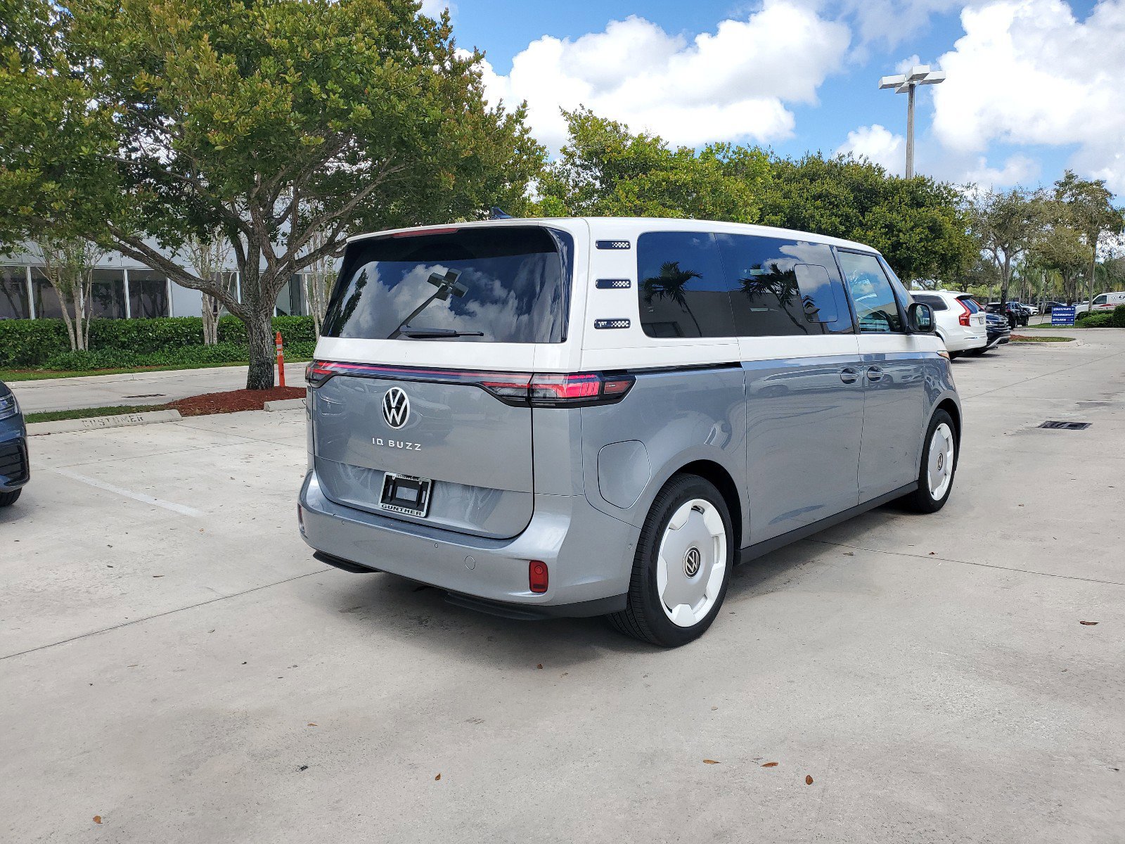 2025 Volkswagen ID. Buzz photo 3