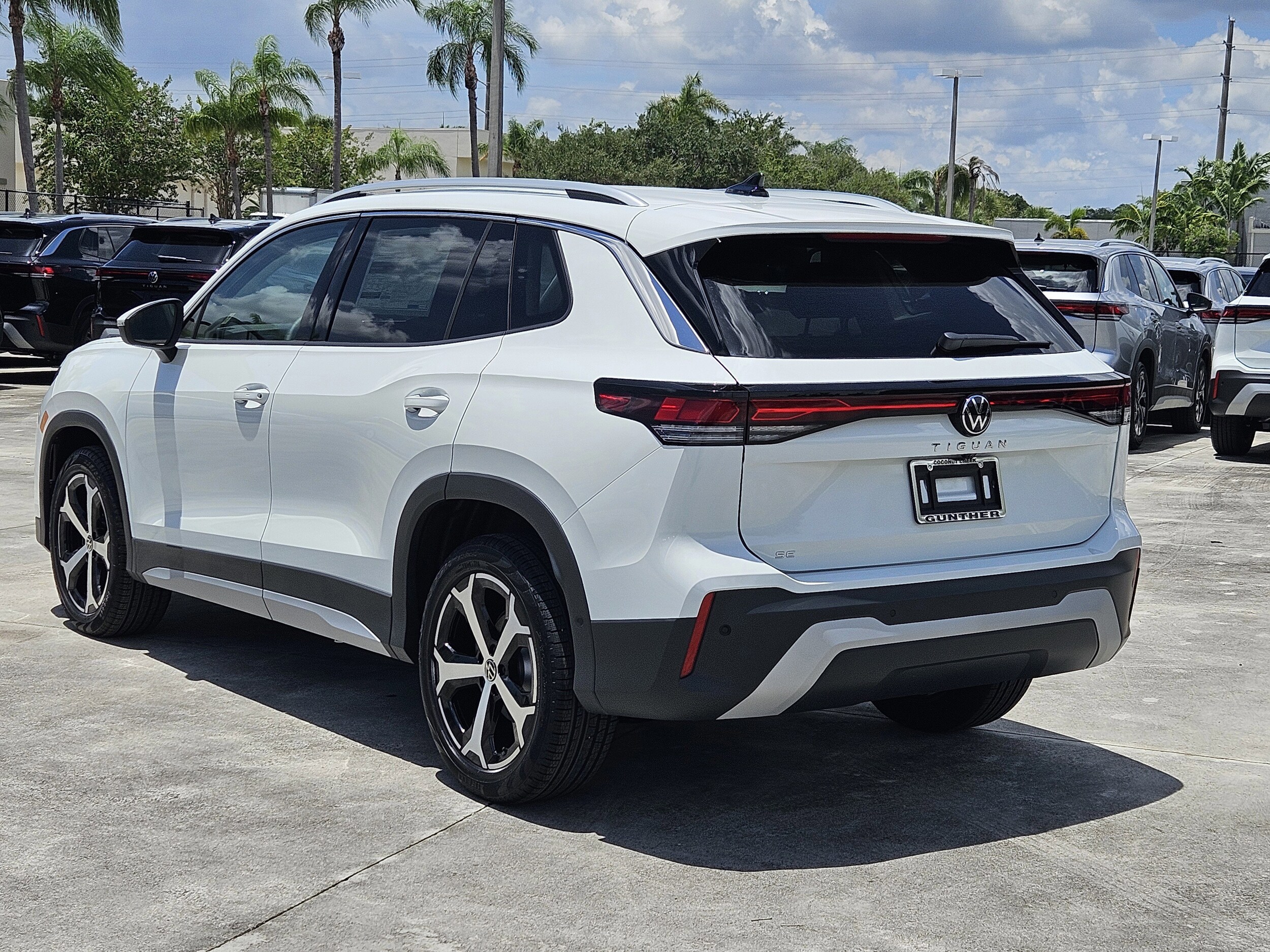 2025 Volkswagen Tiguan SE photo 2