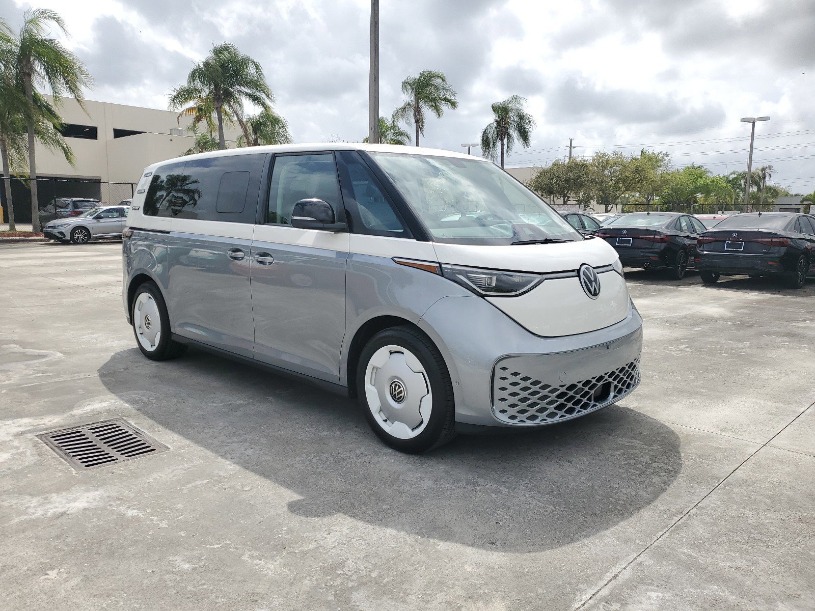 2025 Volkswagen ID. Buzz photo 2