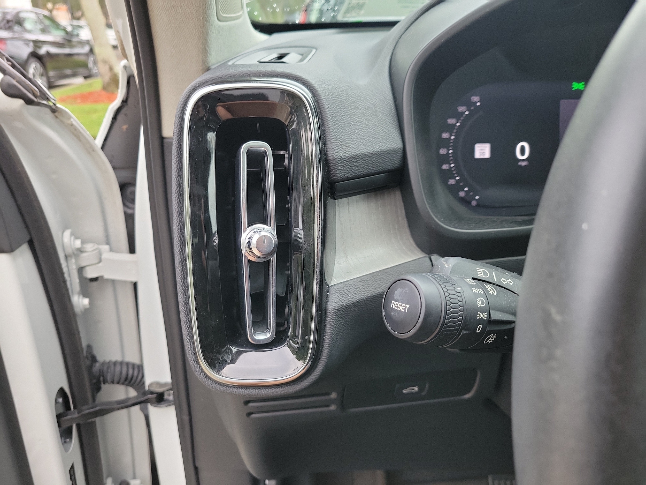 2024 Volvo XC40 Plus - Photo 19