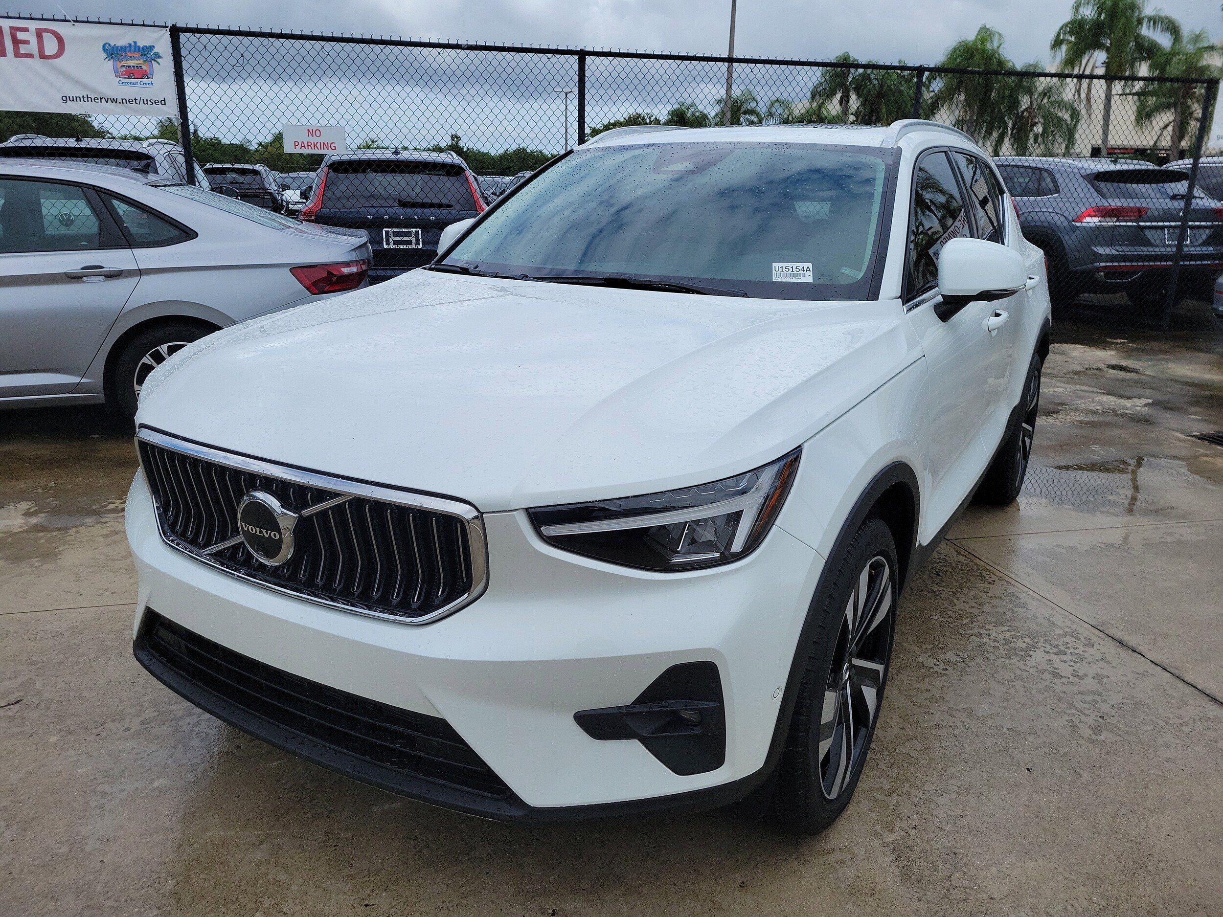 2024 Volvo XC40 Plus photo 3