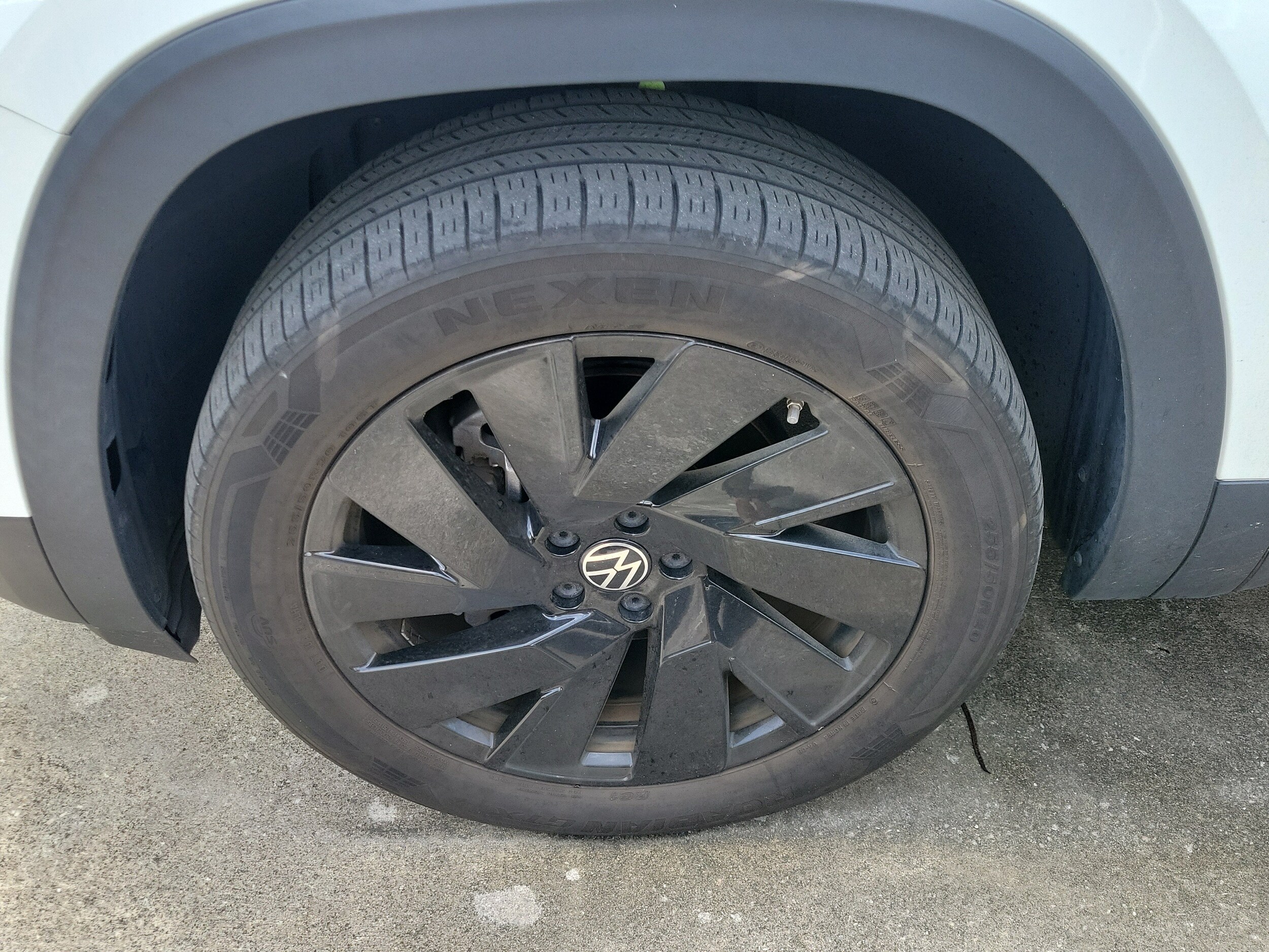 2024 Volkswagen Atlas SE w/Tech - Photo 4