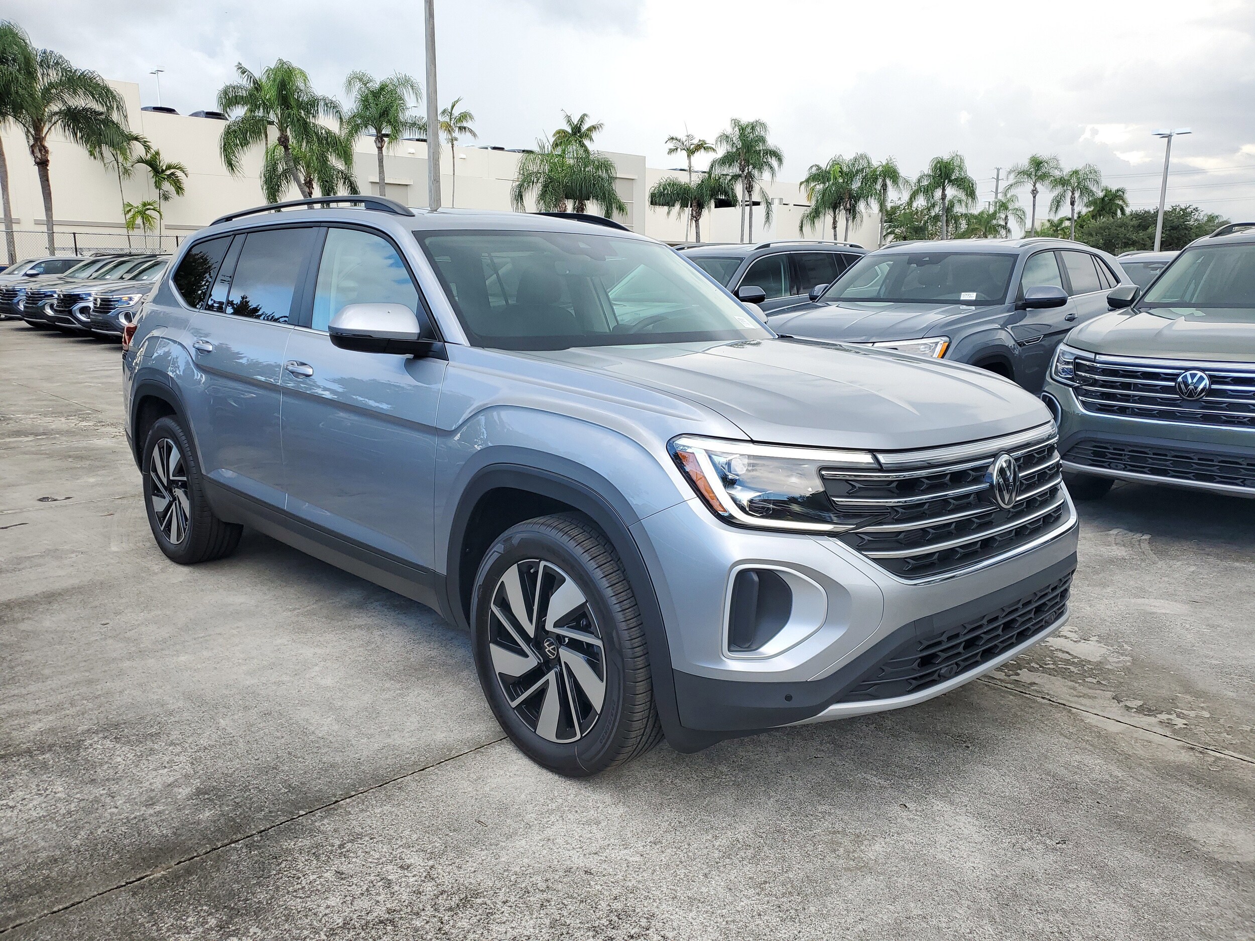 2026 Volkswagen Atlas SE photo 2