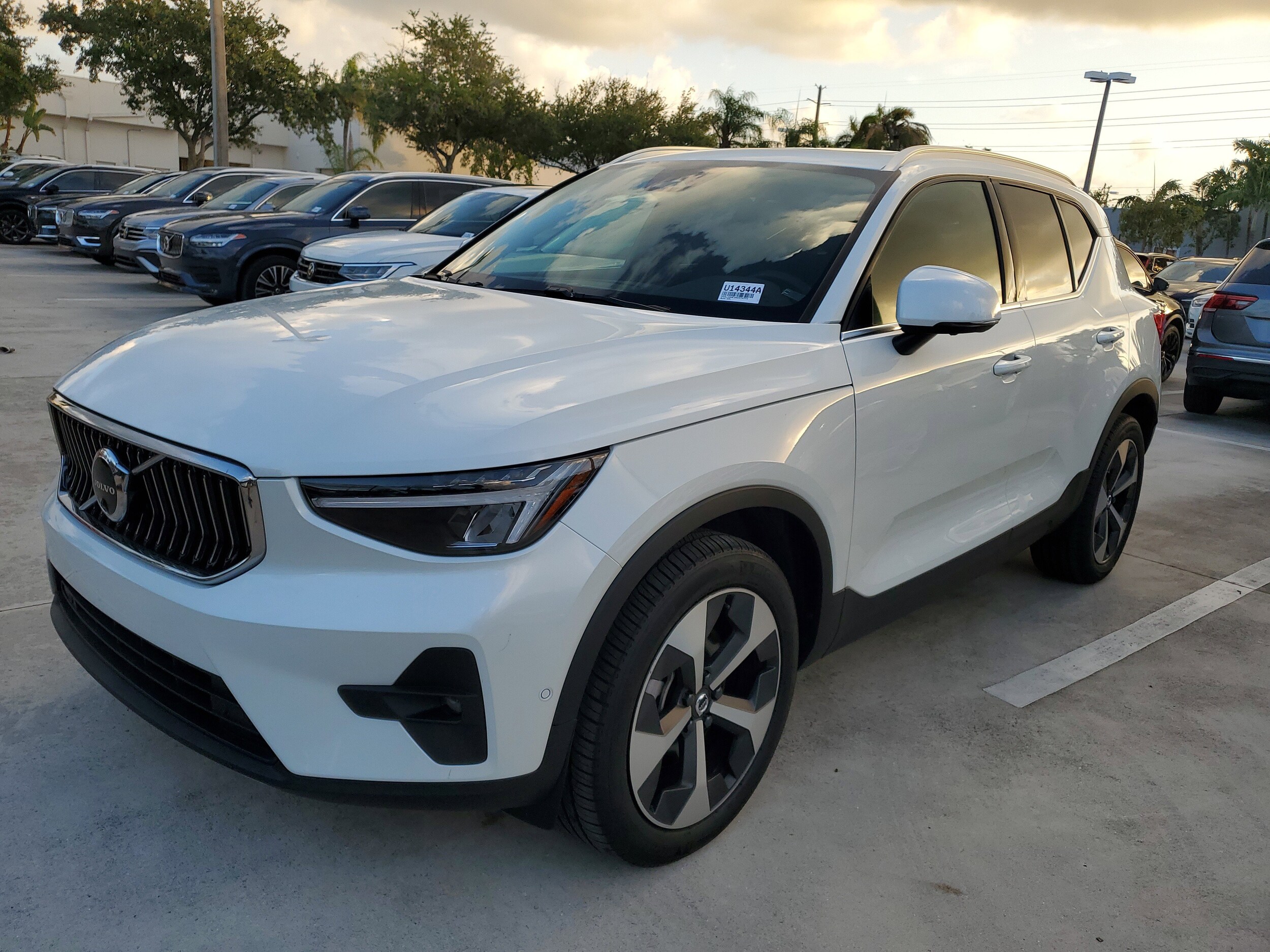 2024 Volvo XC40 Plus photo 3