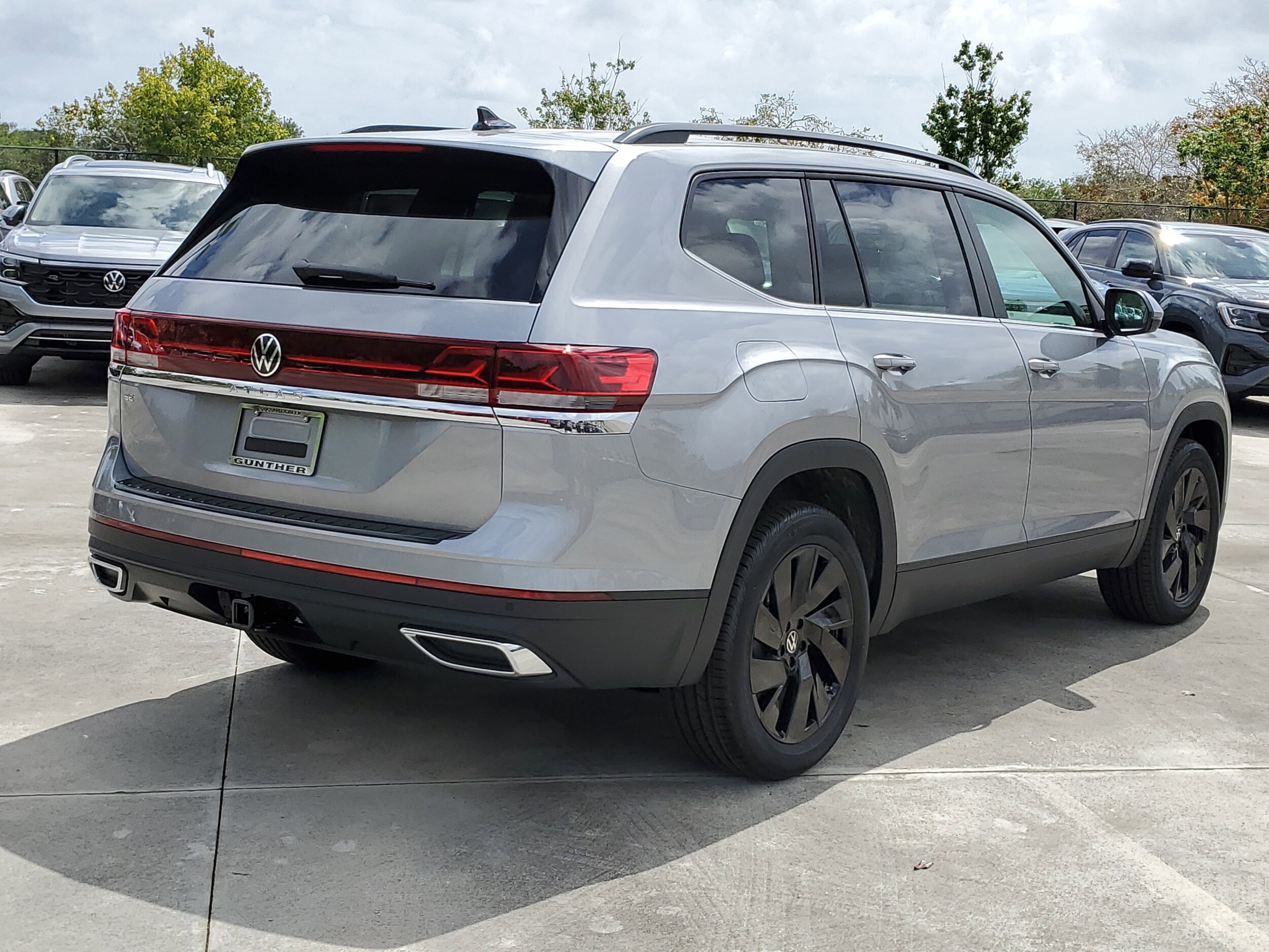 2025 Volkswagen Atlas SE Technology photo 3