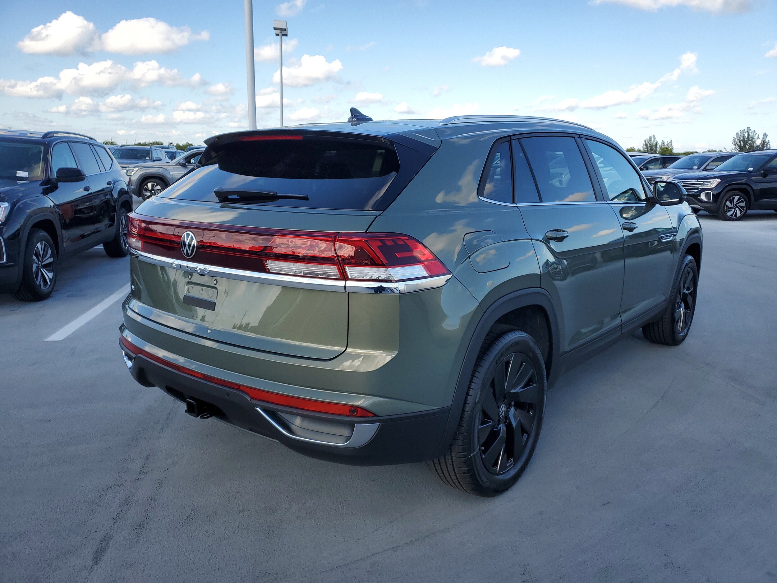 2026 Volkswagen Atlas Cross Sport SE Technology photo 3