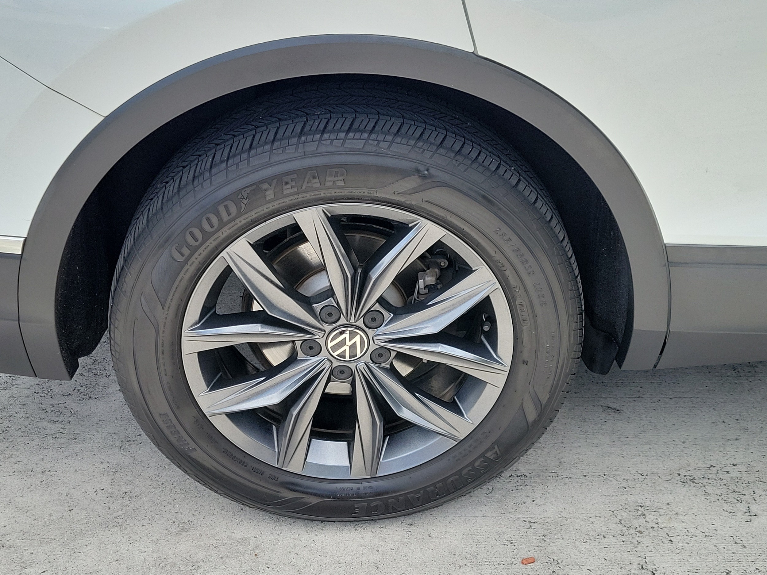 2023 Volkswagen Tiguan SE - Photo 8