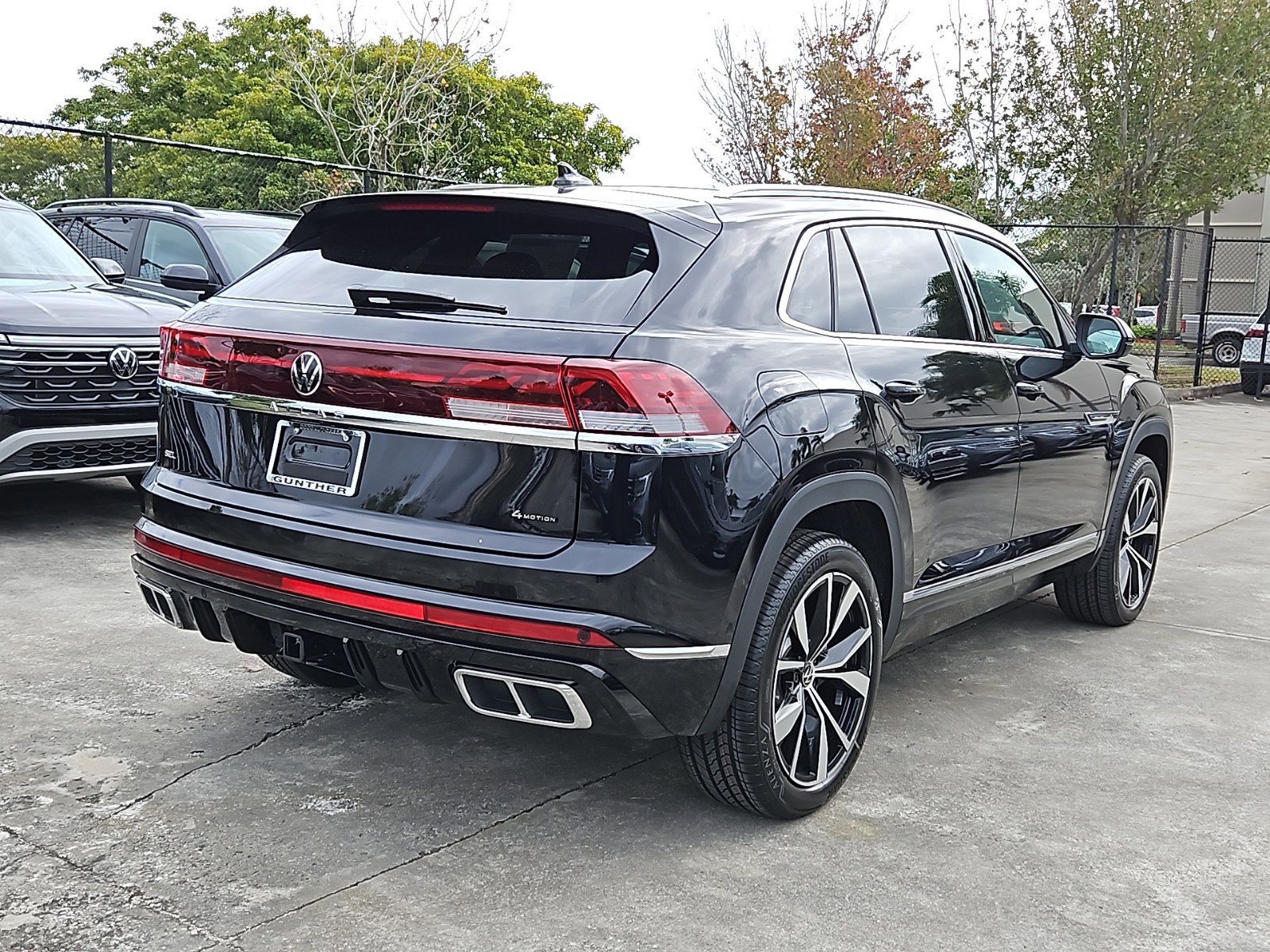 2025 Volkswagen Atlas Cross Sport SEL Premium R-Line photo 4