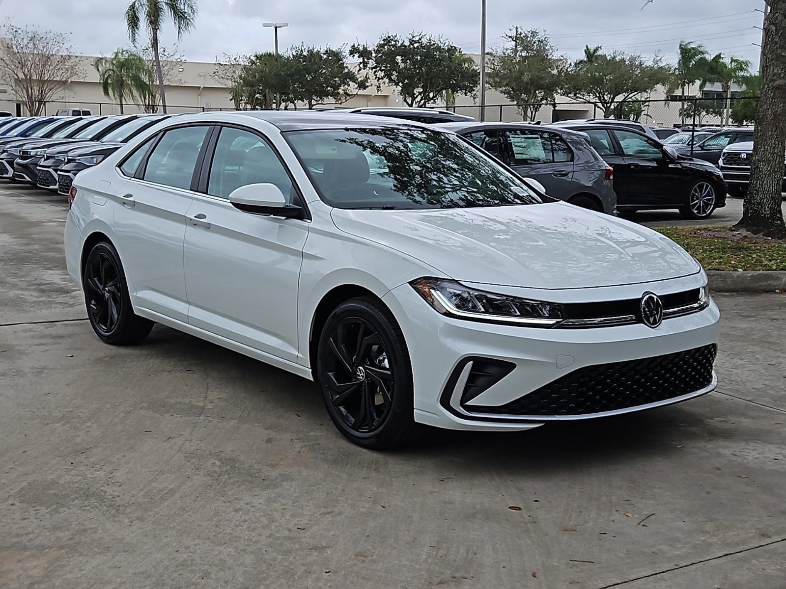 2025 Volkswagen Jetta 1.5T SE photo 2