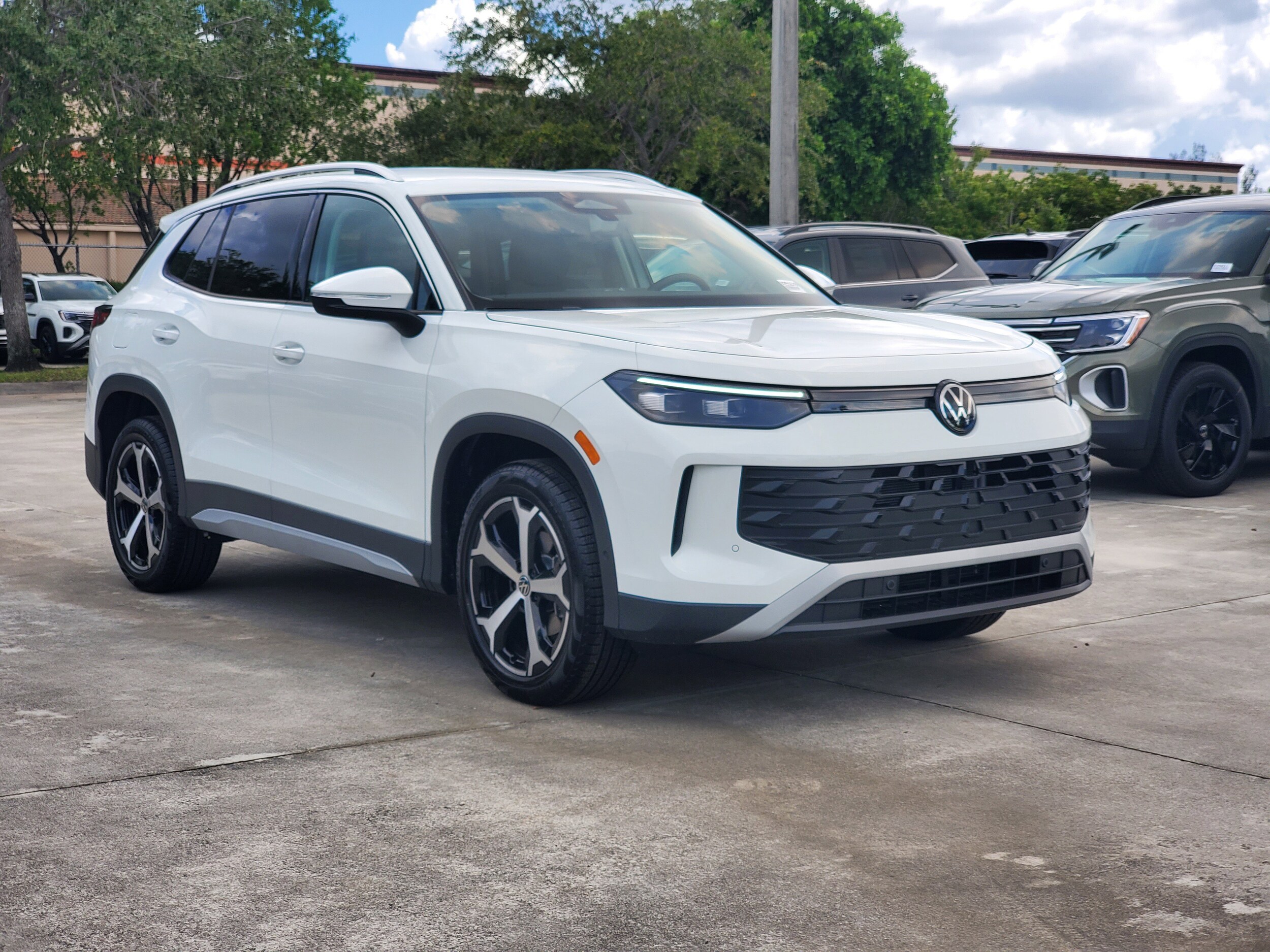 2026 Volkswagen Tiguan SE photo 2