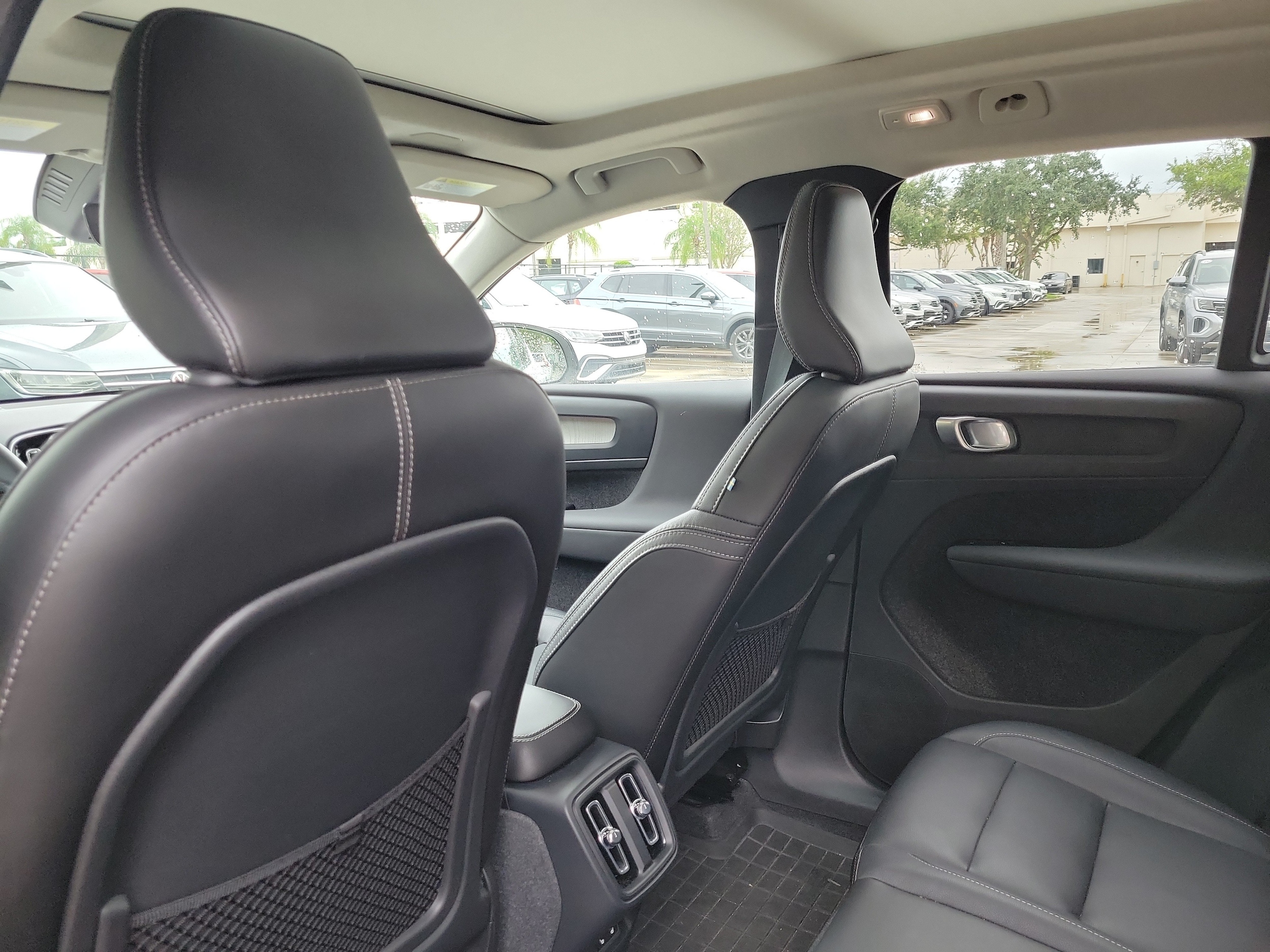 2024 Volvo XC40 Plus - Photo 12