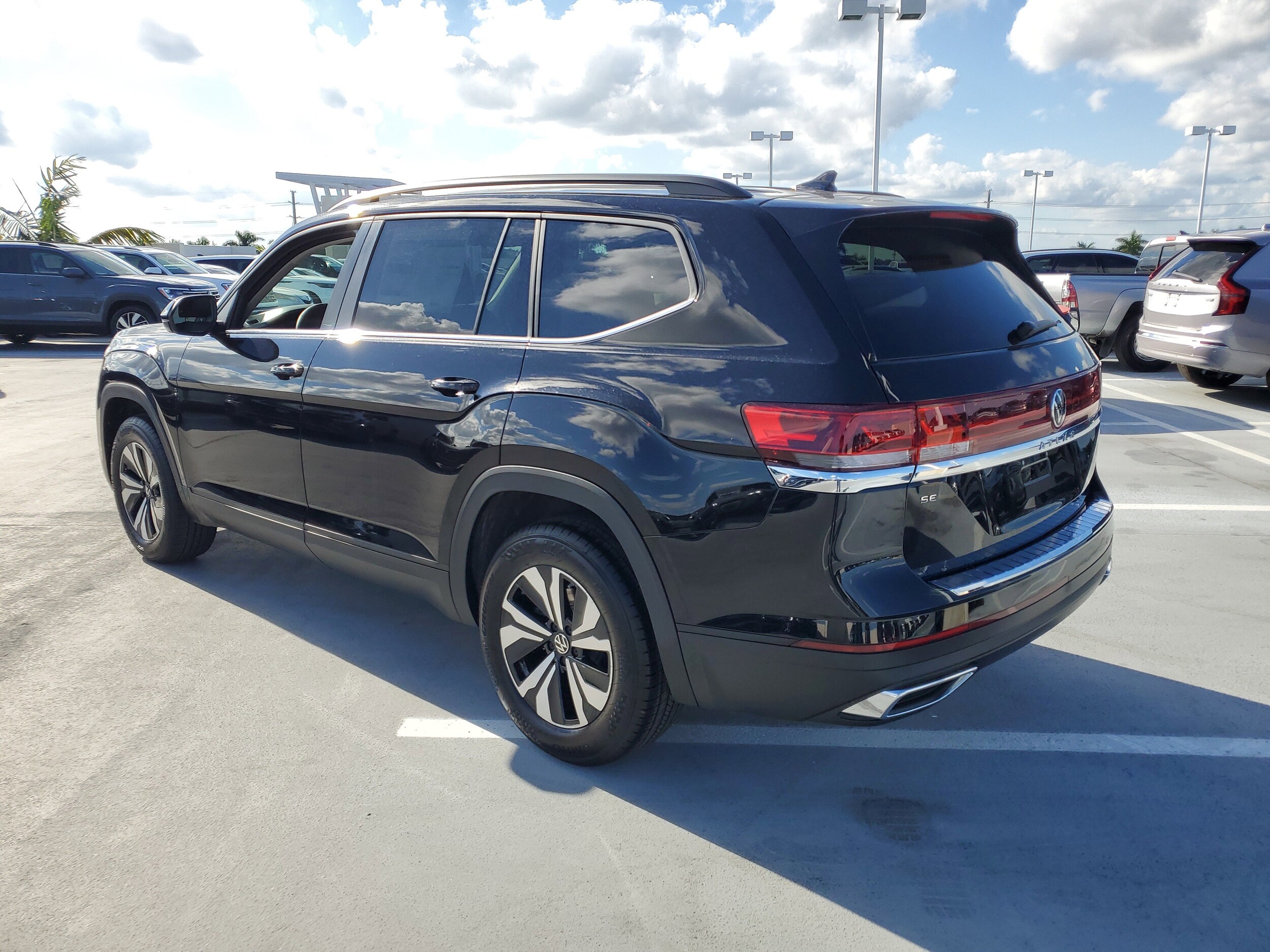 2026 Volkswagen Atlas SE photo 4