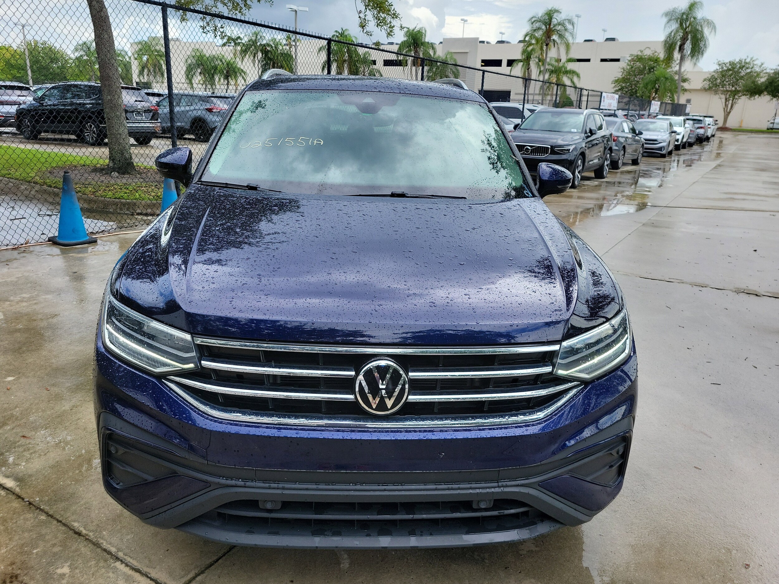 2023 Volkswagen Tiguan SE photo 2