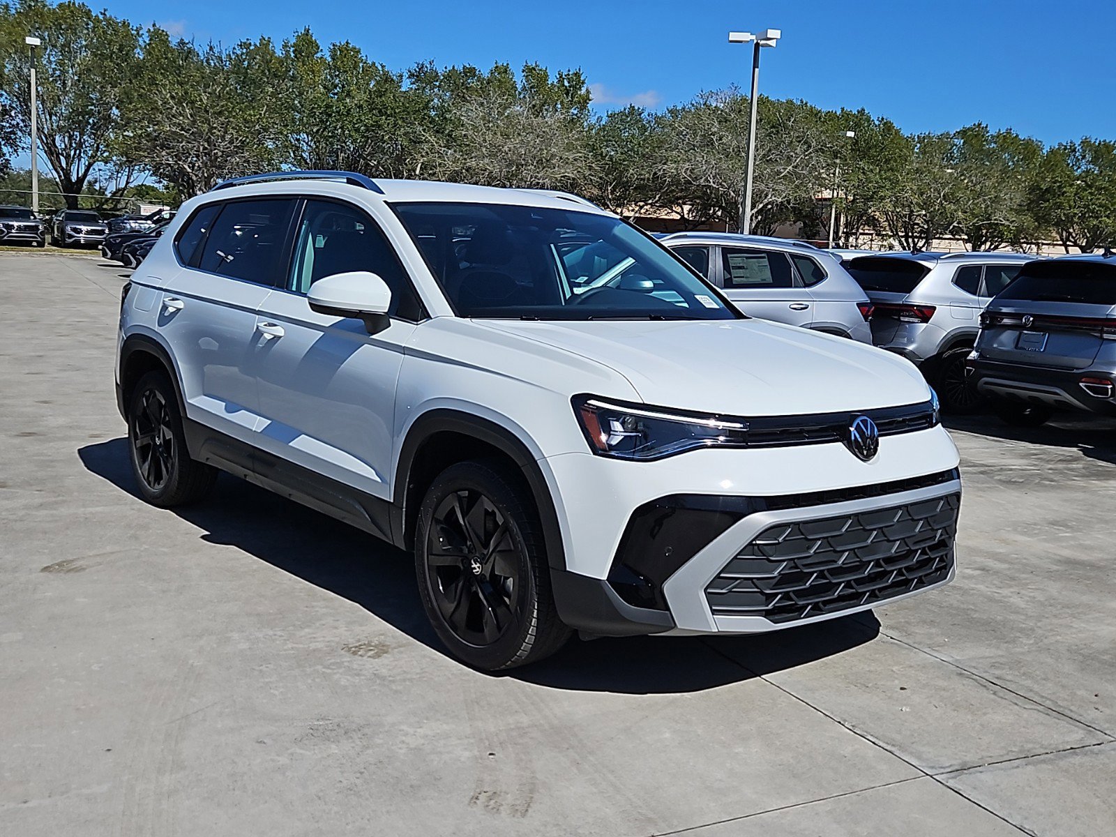 2025 Volkswagen Taos SE photo 2