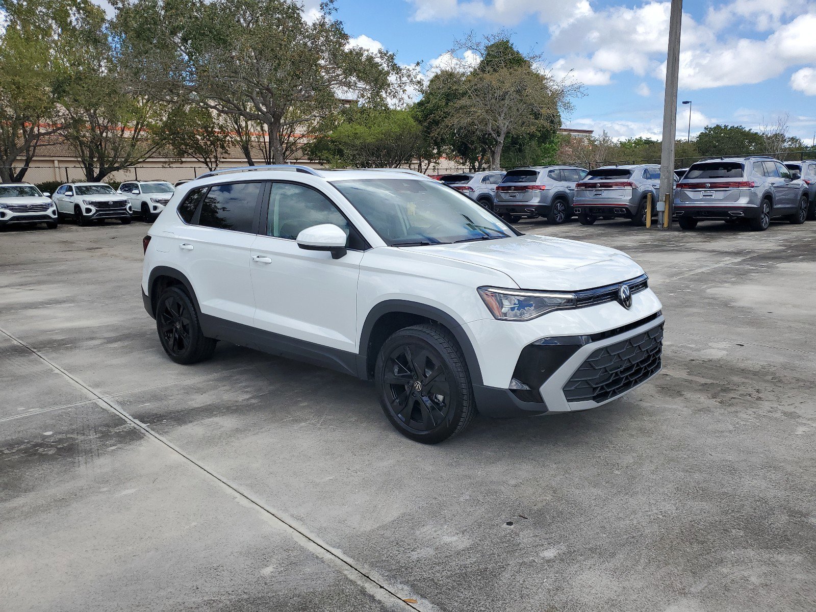 2025 Volkswagen Taos SE photo 2
