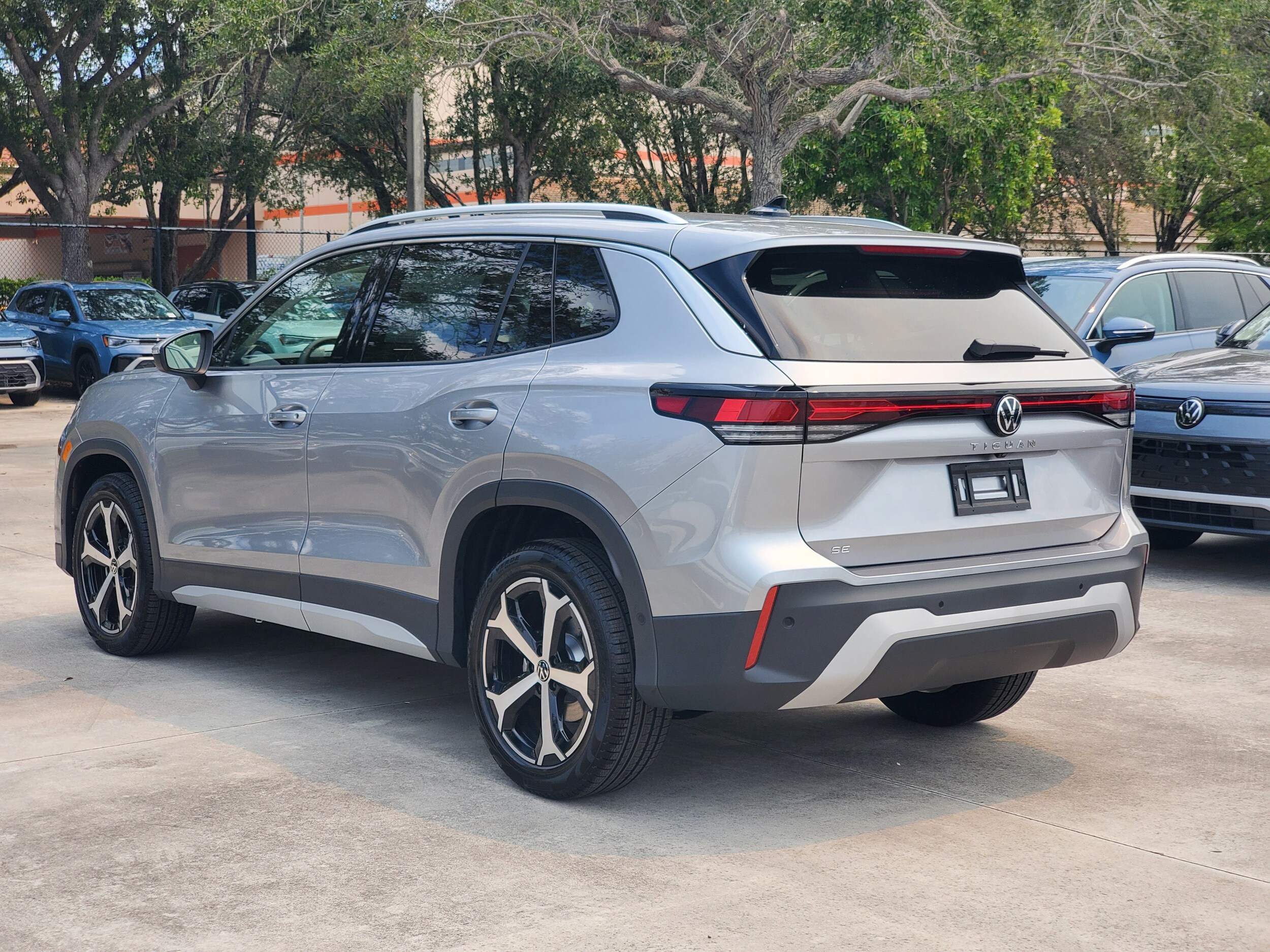 2025 Volkswagen Tiguan SE photo 4
