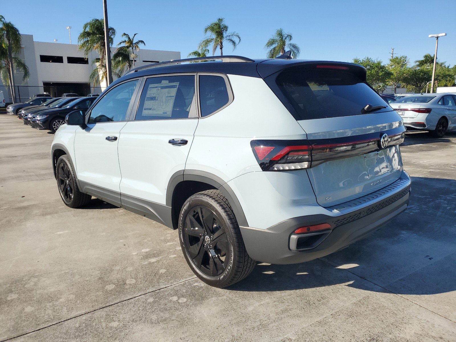 2025 Volkswagen Taos SE photo 4