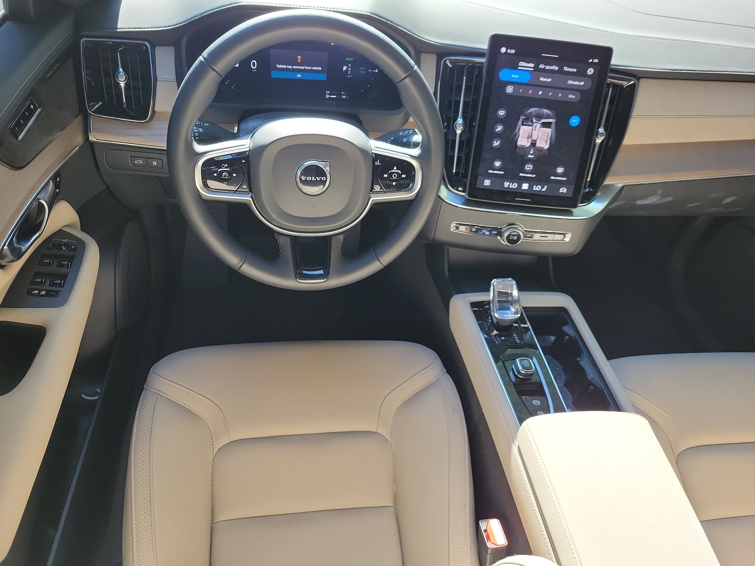 2025 Volvo XC90 Plus - Photo 12
