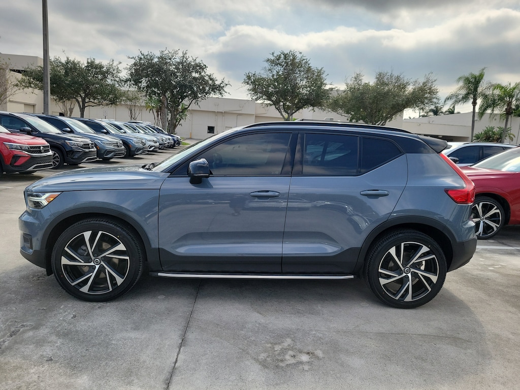 Used 2022 Volvo XC40 T5 AWD R-Design SUV