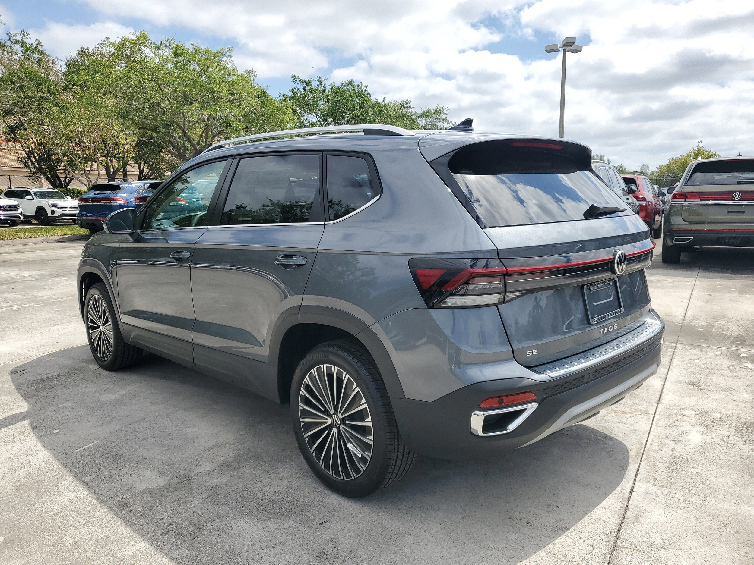 2025 Volkswagen Taos SE photo 4