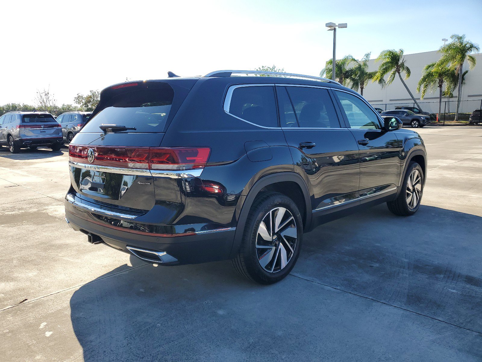 2025 Volkswagen Atlas SEL photo 3