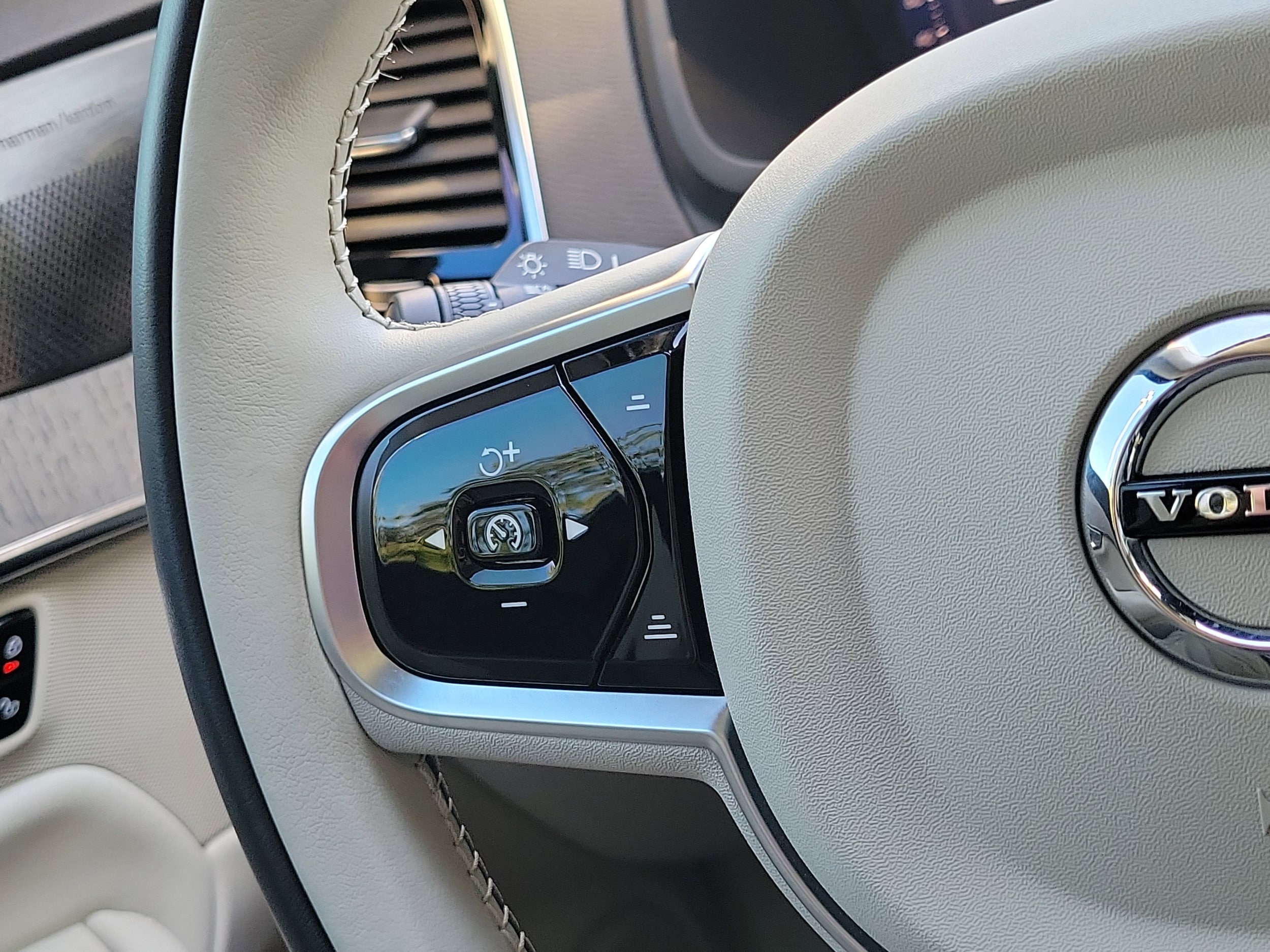 2025 Volvo XC90 Plus - Photo 24