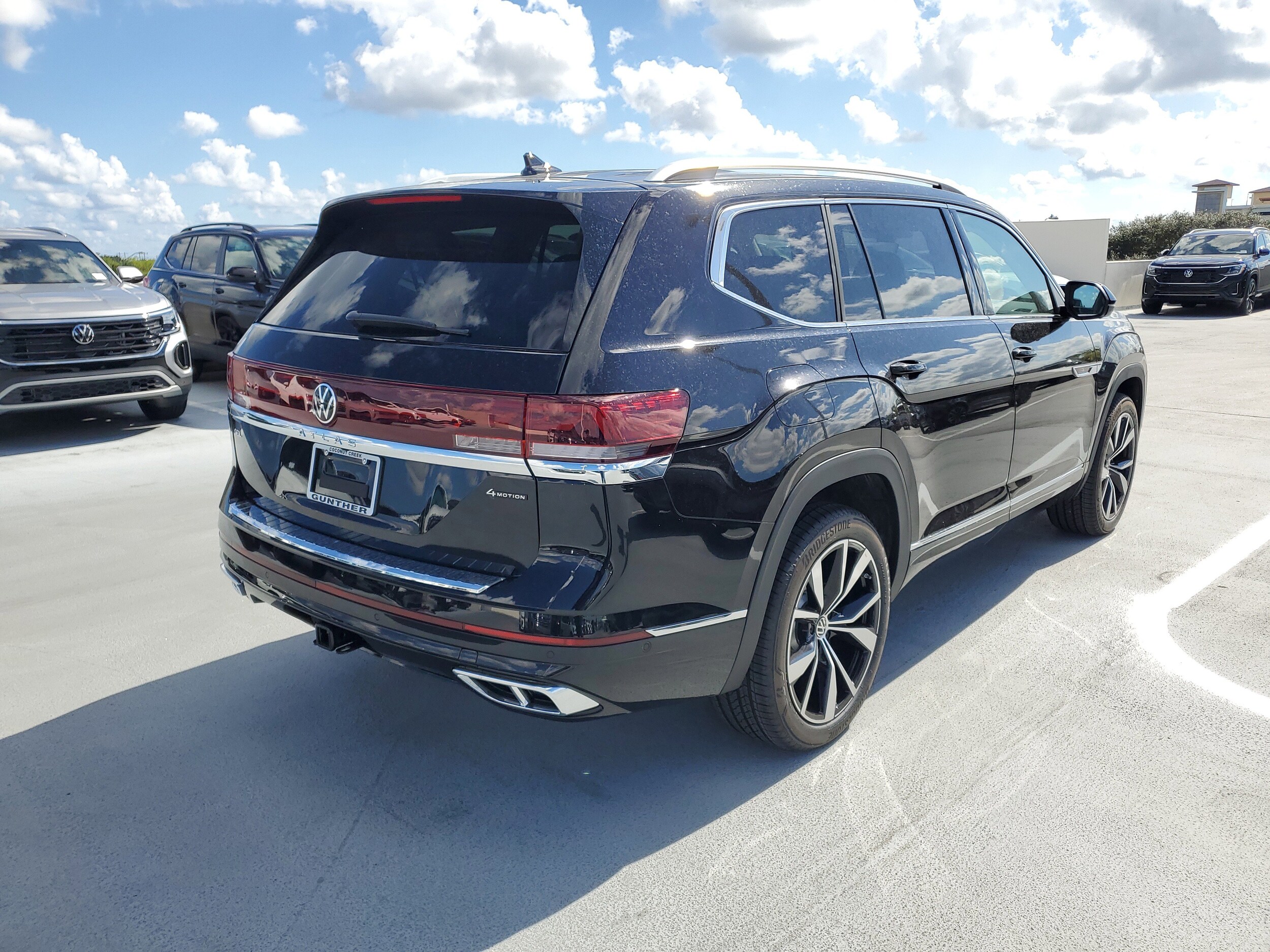 2026 Volkswagen Atlas SEL Premium R-Line photo 2