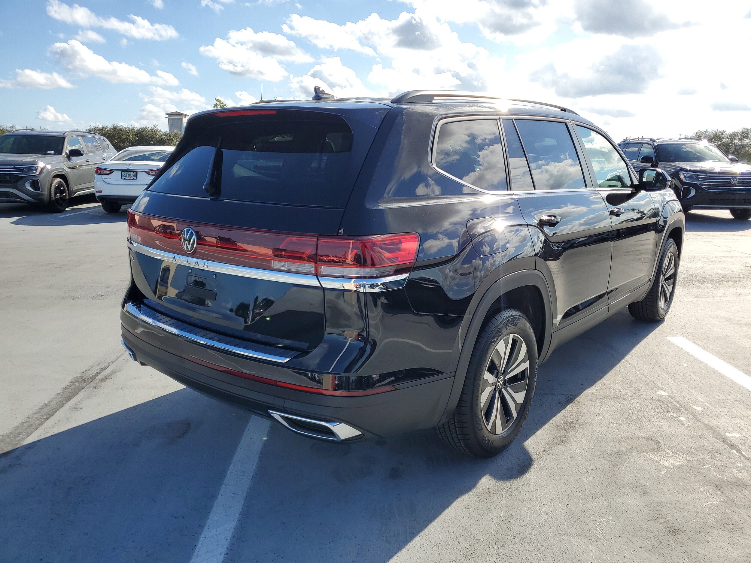 2026 Volkswagen Atlas SE photo 3