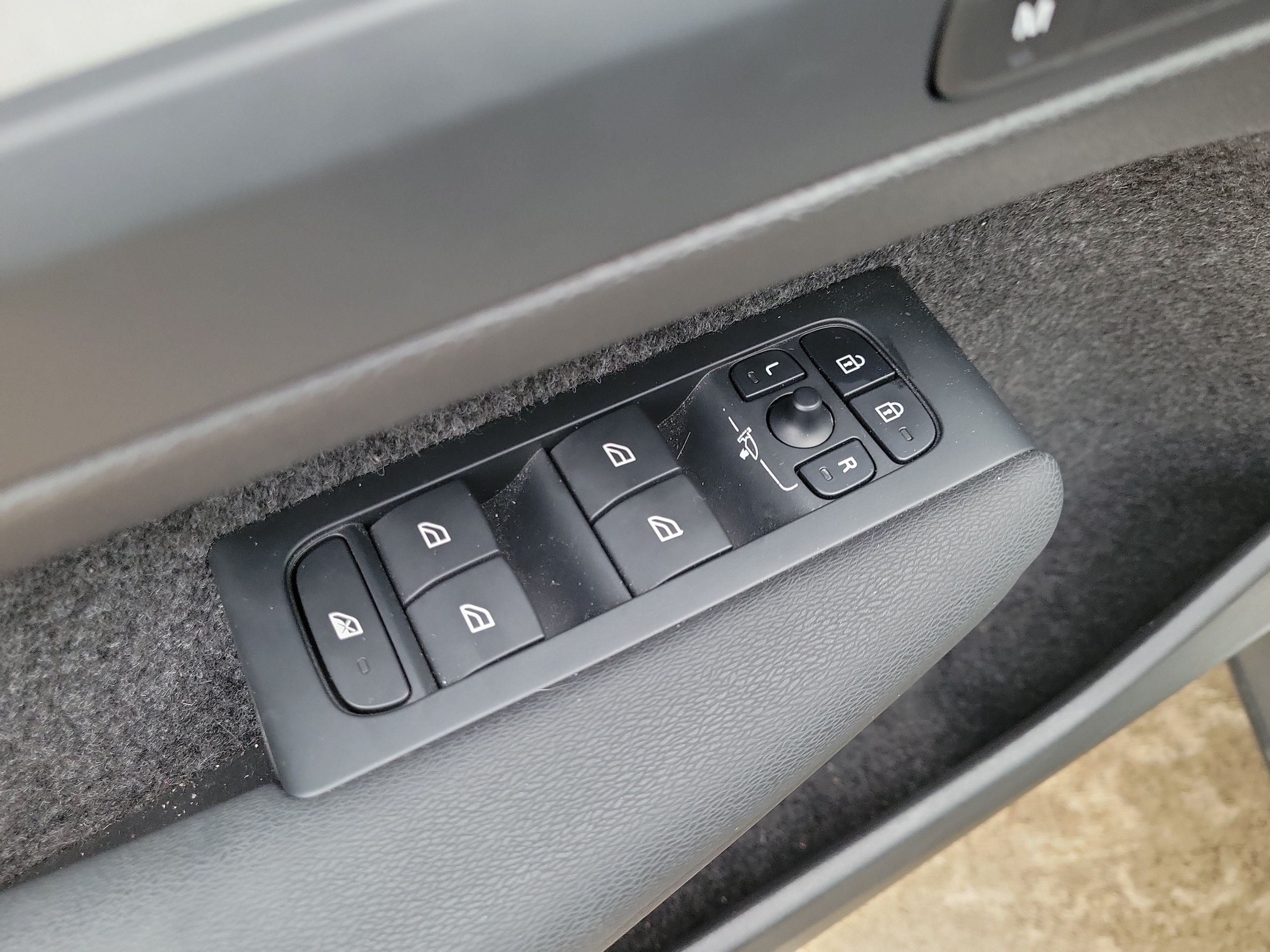 2024 Volvo XC40 Plus - Photo 17