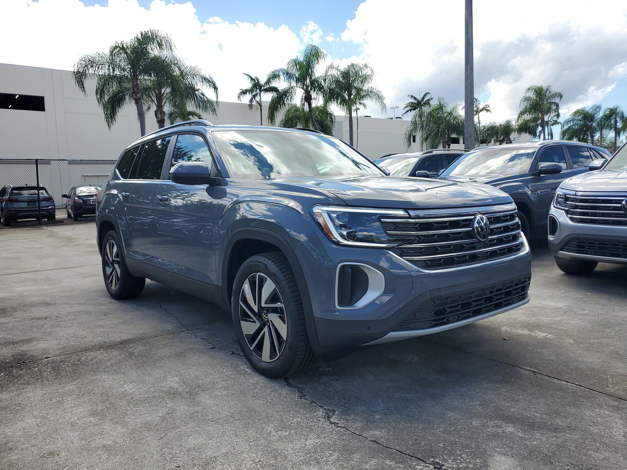 2026 Volkswagen Atlas SE Technology photo 2