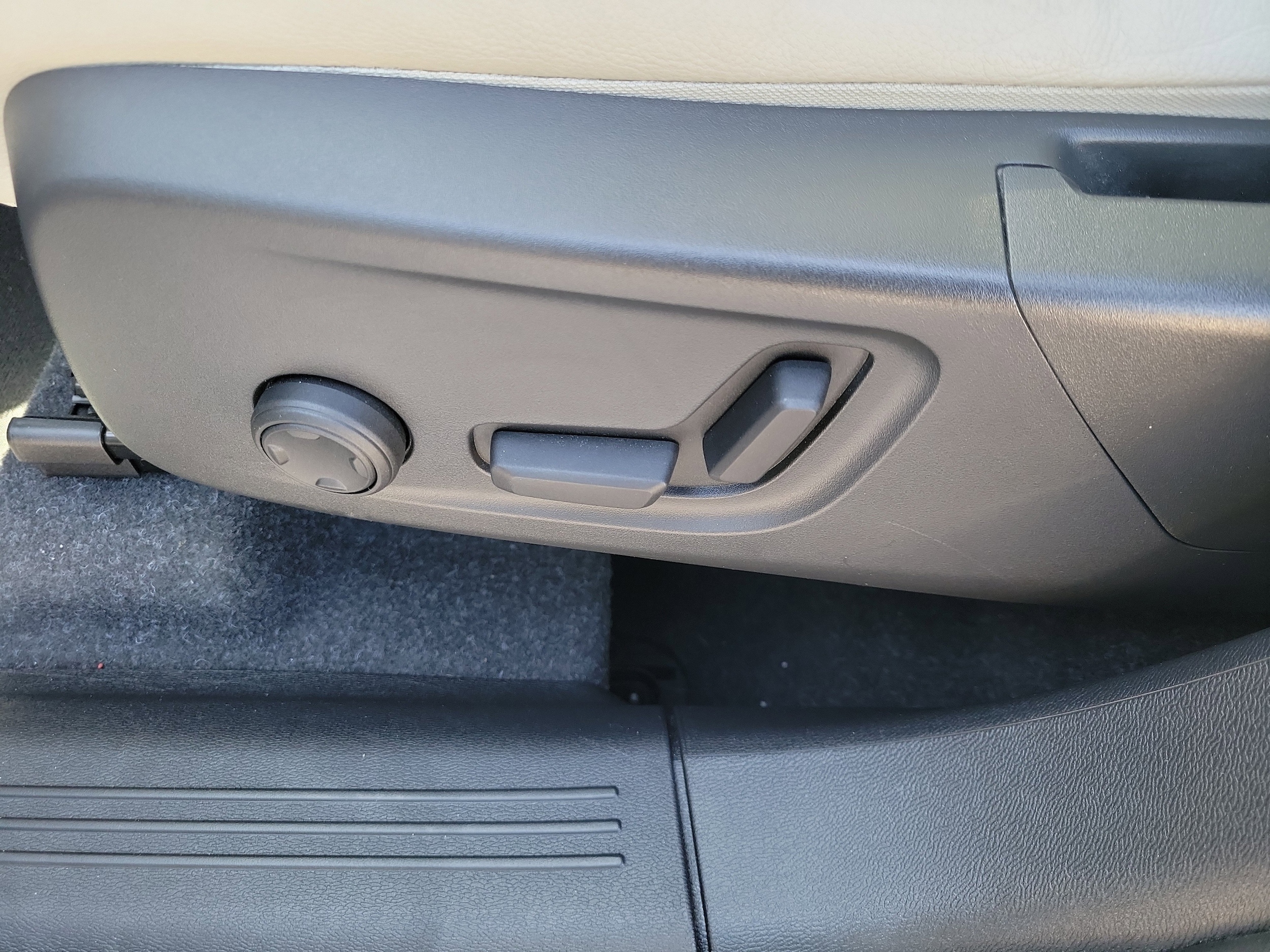 2024 Volvo XC40 Plus - Photo 19