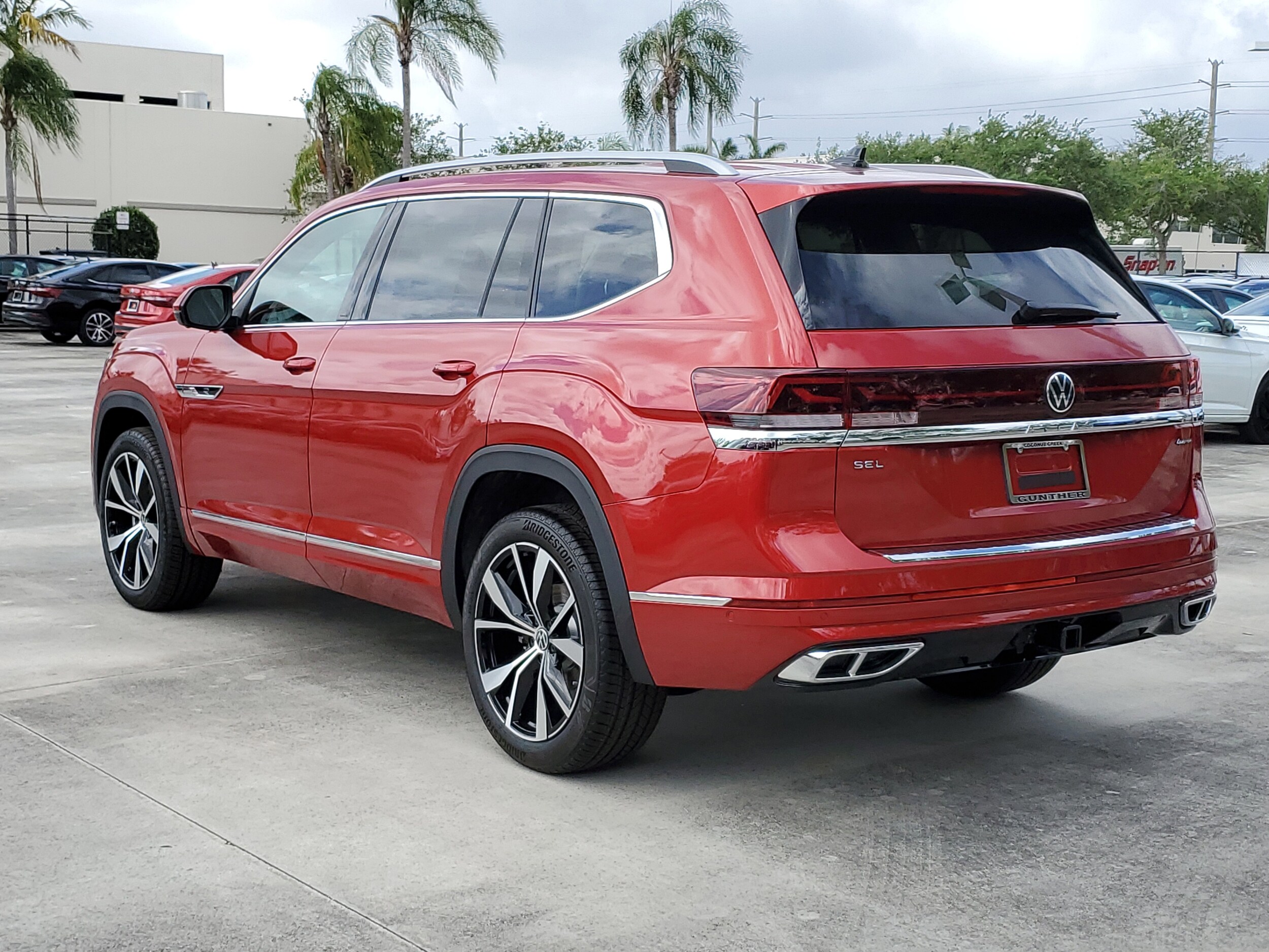 2025 Volkswagen Atlas SE Premium R-Line photo 4