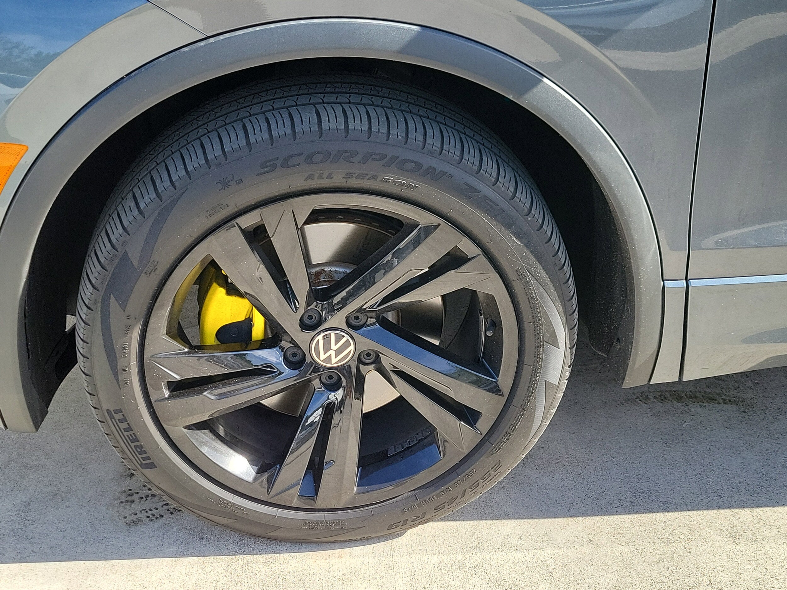 2023 Volkswagen Tiguan SE R-Line Black photo 2