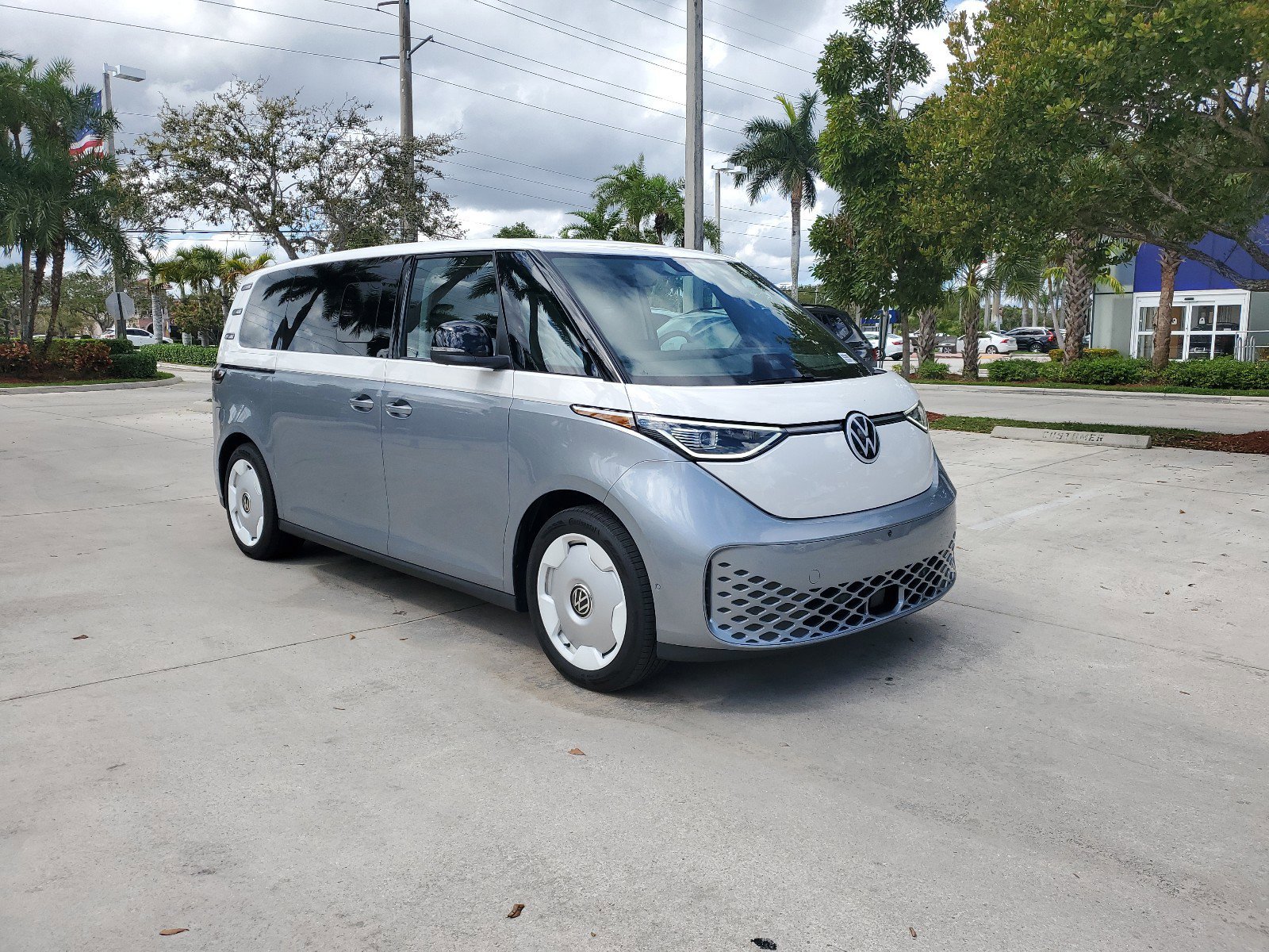 2025 Volkswagen ID. Buzz photo 2