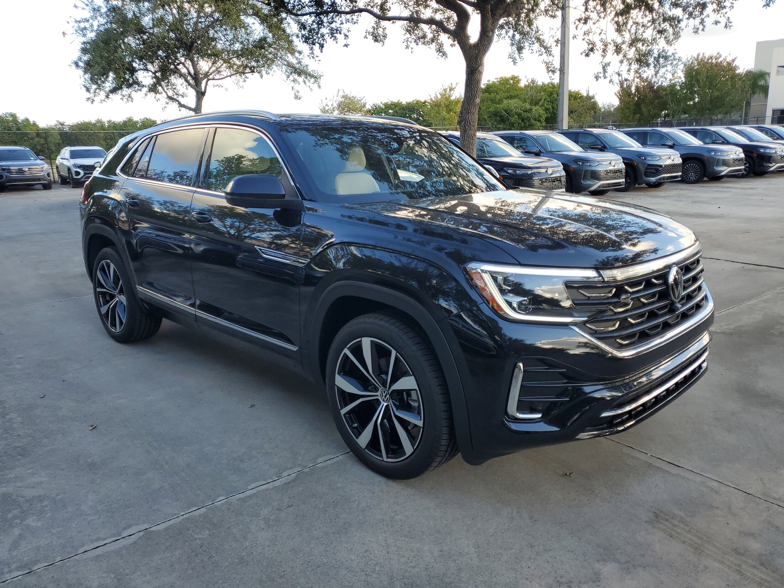 2026 Volkswagen Atlas Cross Sport SEL Premium R-Line photo 2