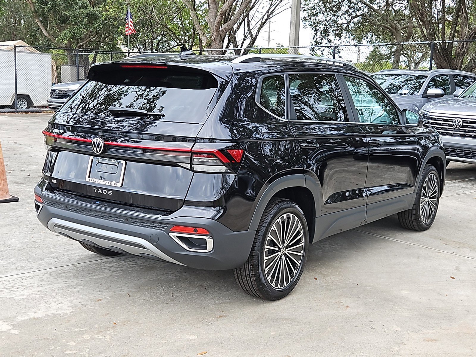 2025 Volkswagen Taos SE photo 3