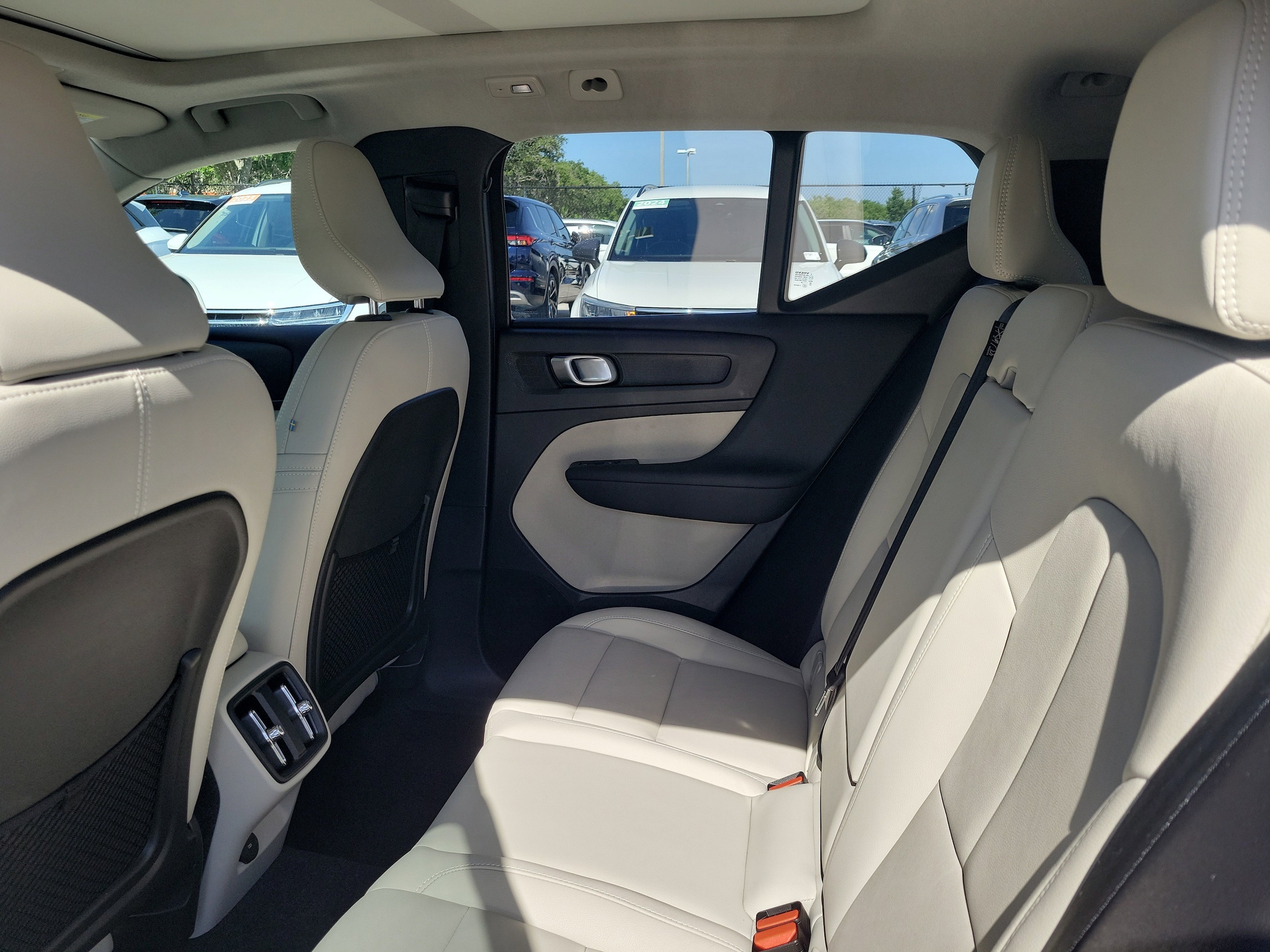 2024 Volvo XC40 Plus - Photo 14