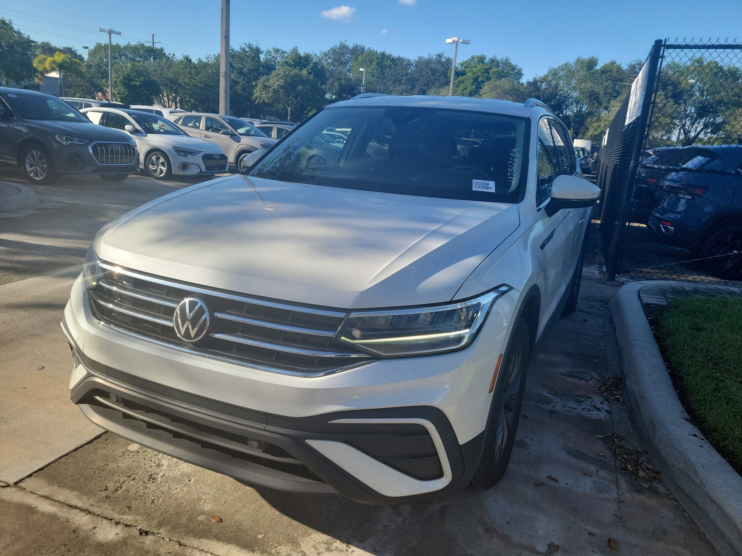 2023 Volkswagen Tiguan SE photo 3