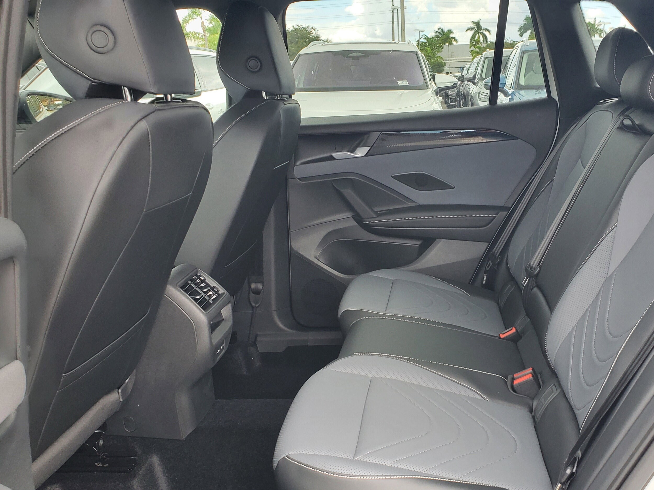 2026 Volkswagen Tiguan SE R-LINE BLACK - Photo 6