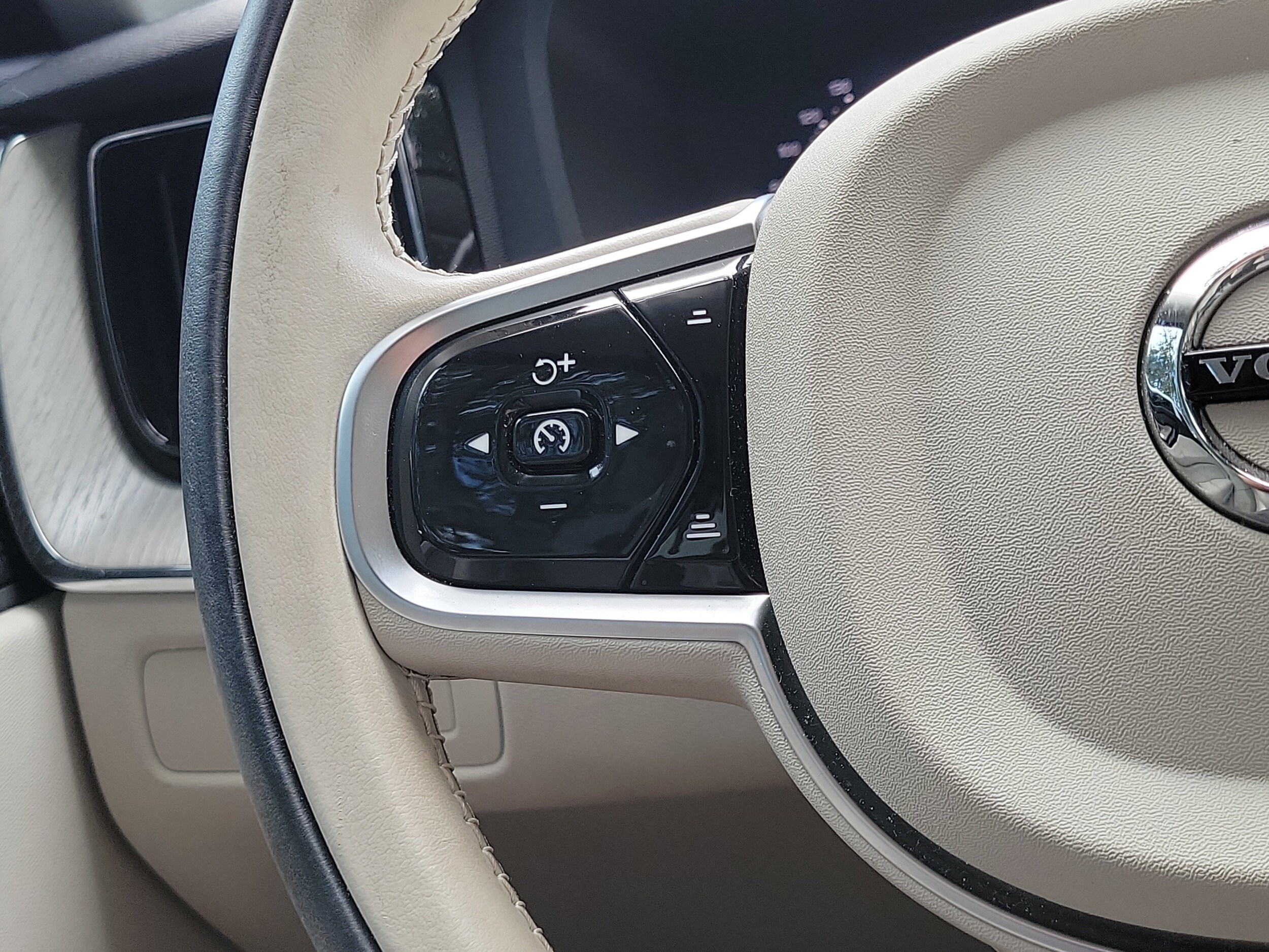 2025 Volvo XC60 Plus - Photo 17