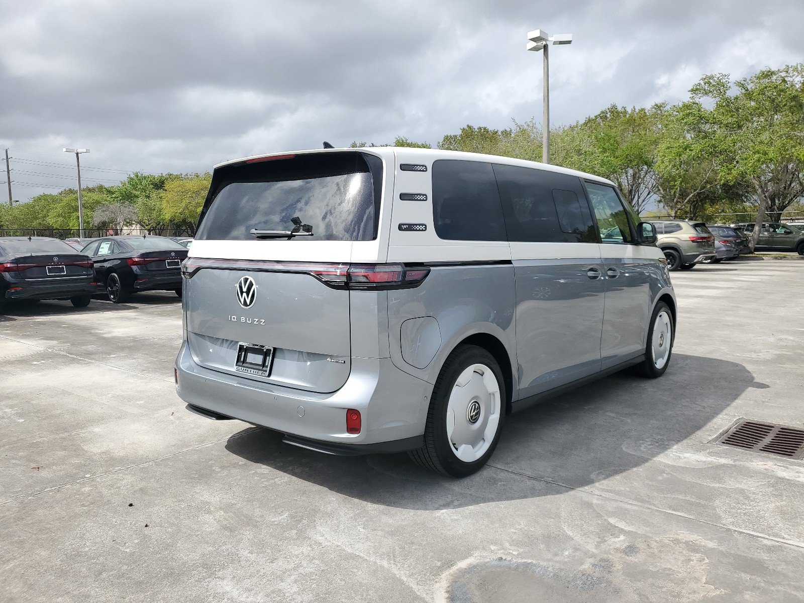 2025 Volkswagen ID. Buzz photo 3