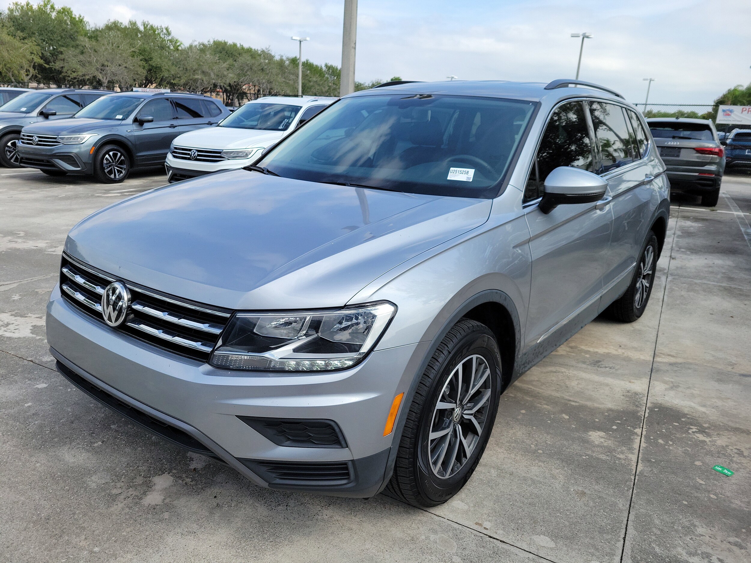 2020 Volkswagen Tiguan SE photo 3