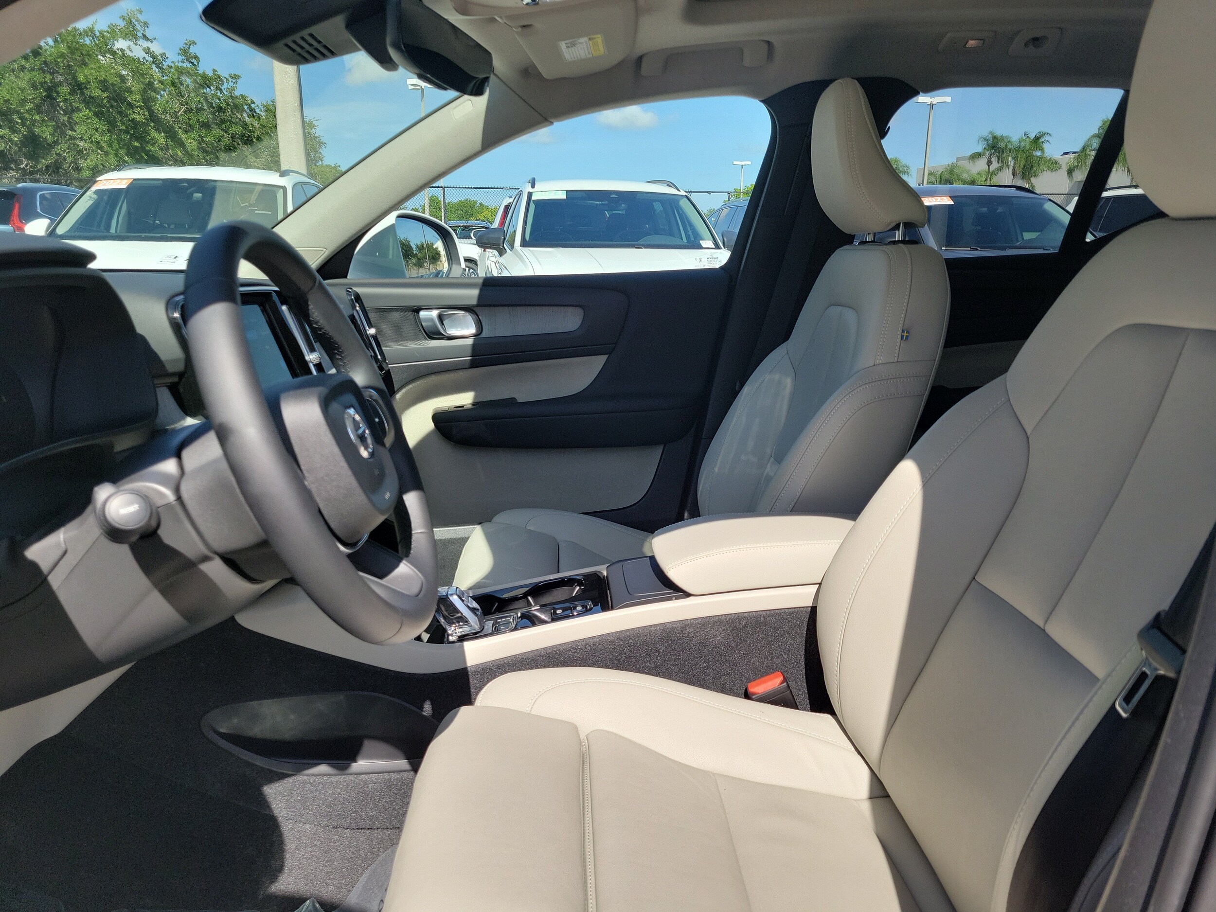 2024 Volvo XC40 Plus - Photo 17