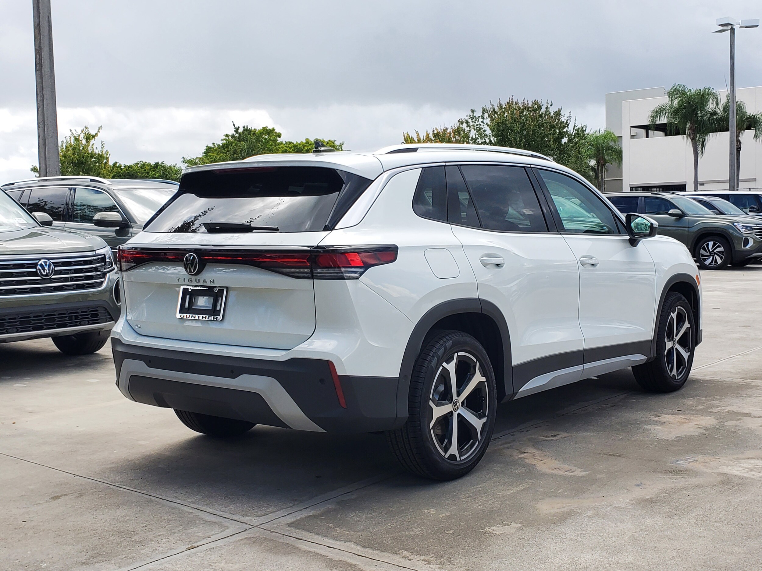 2026 Volkswagen Tiguan SE photo 2