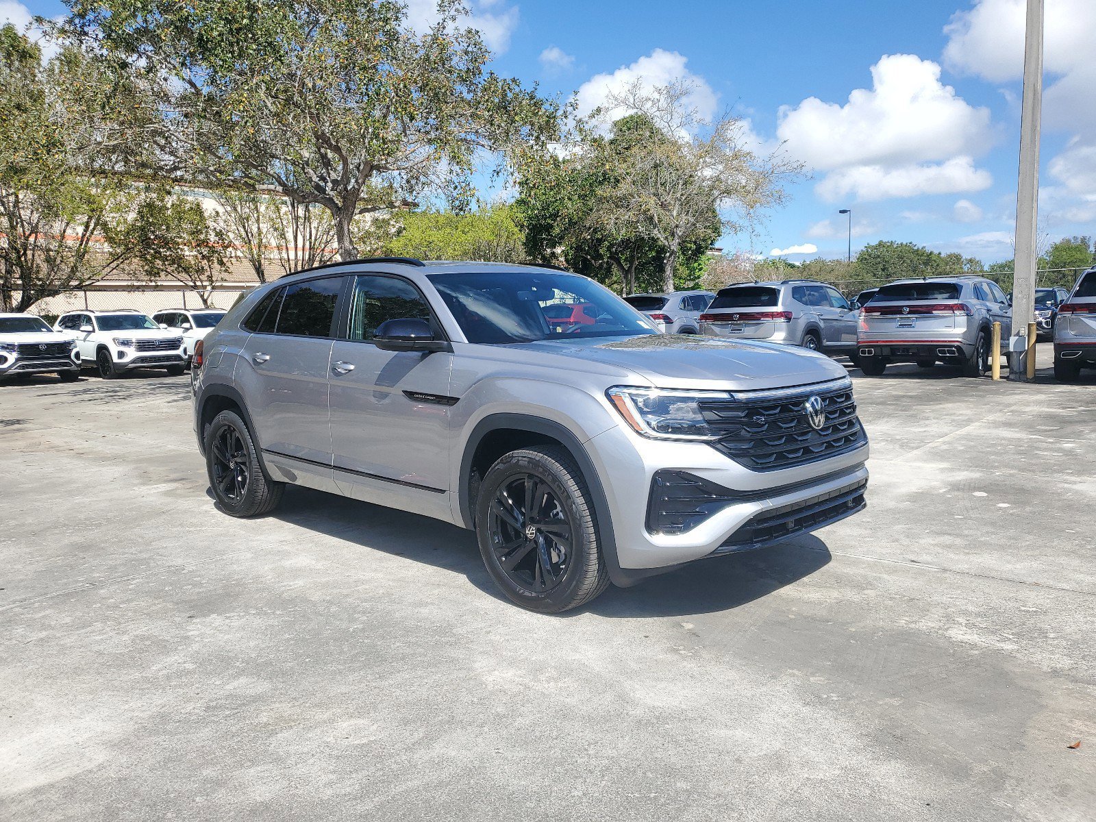 2025 Volkswagen Atlas Cross Sport SEL R-Line photo 2